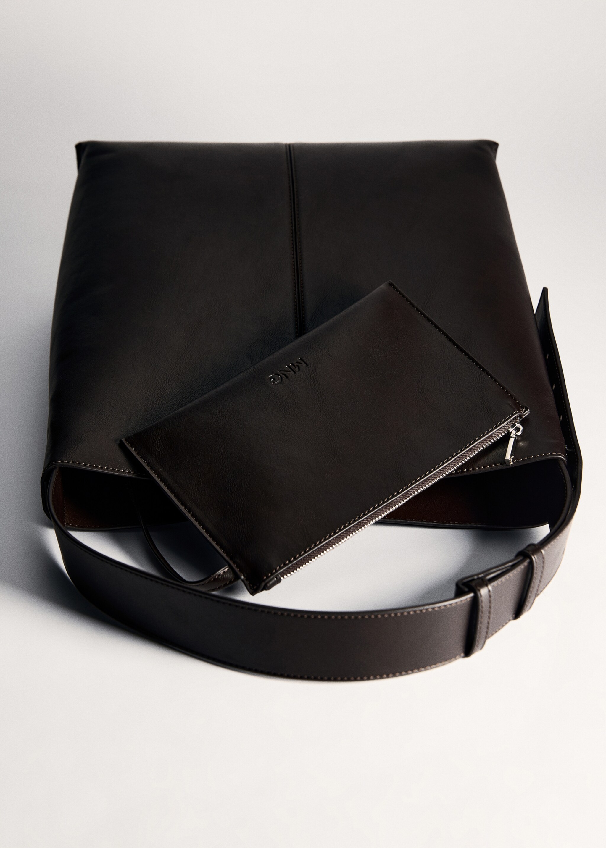 Short handle shopper bag - Details of the article 5, Chocolate. Ref: 77024020-00.