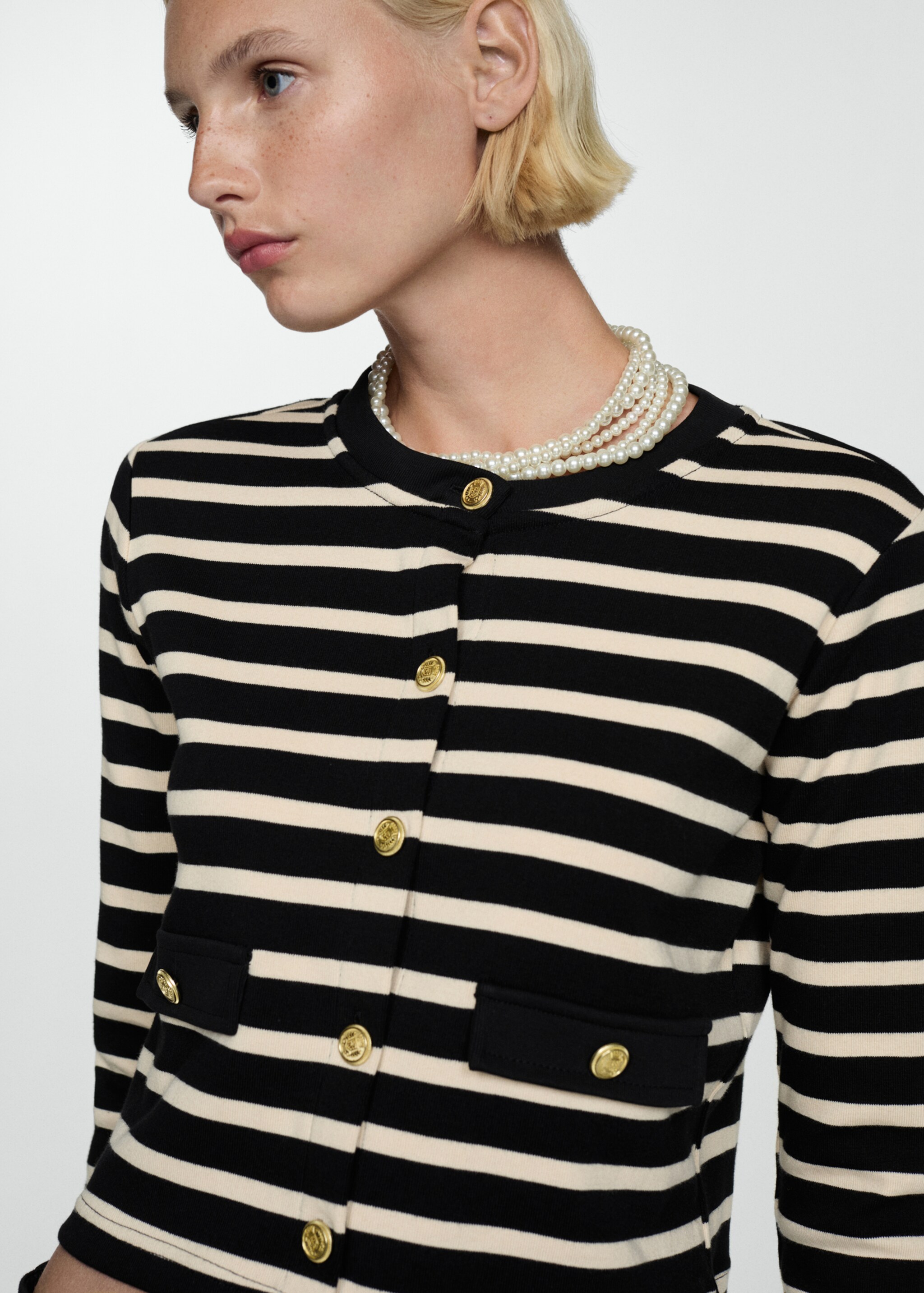Gestreifter Cardigan mit Knöpfen - Mittlere Ansicht, Schwarz. Ref: 77024026-00.