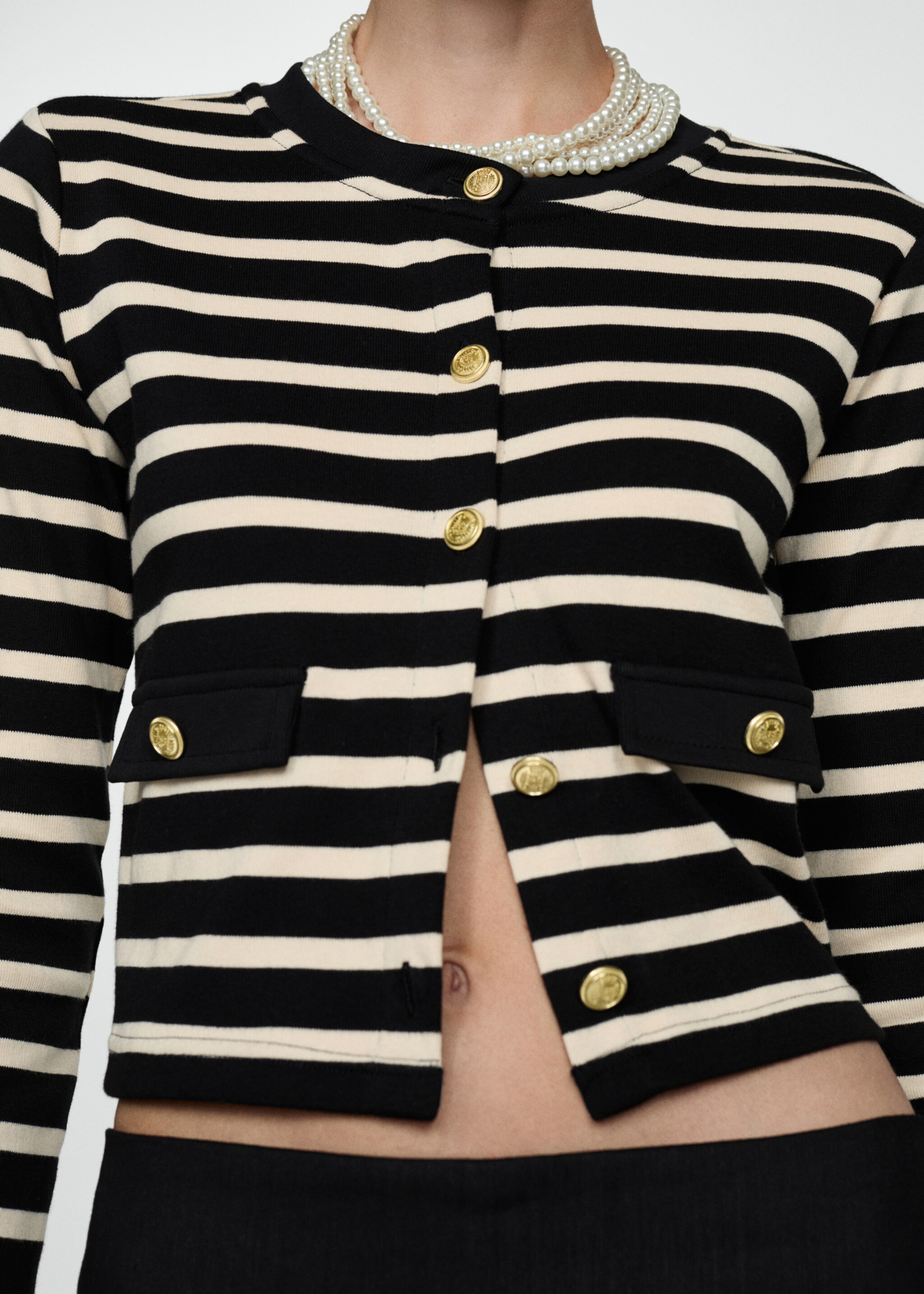Gestreifter Cardigan mit Knöpfen - Detail des Artikels 6, Schwarz. Ref: 77024026-00.