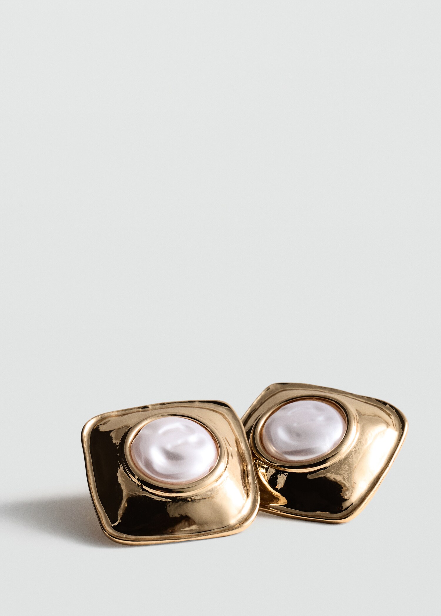 Boucles d’oreilles carrées perle - Plan moyen