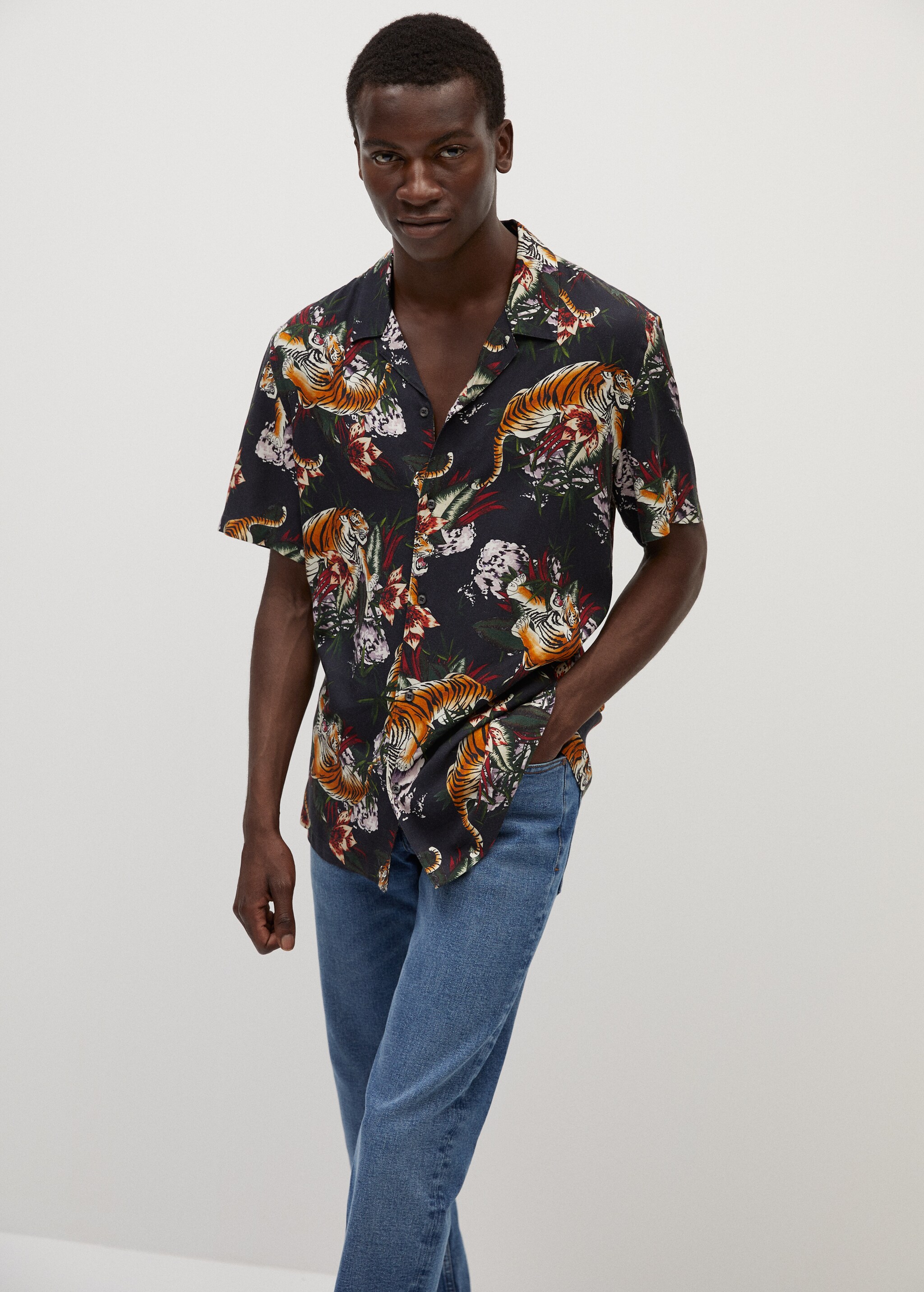 Camisa estampada hawaiana - Plano medio