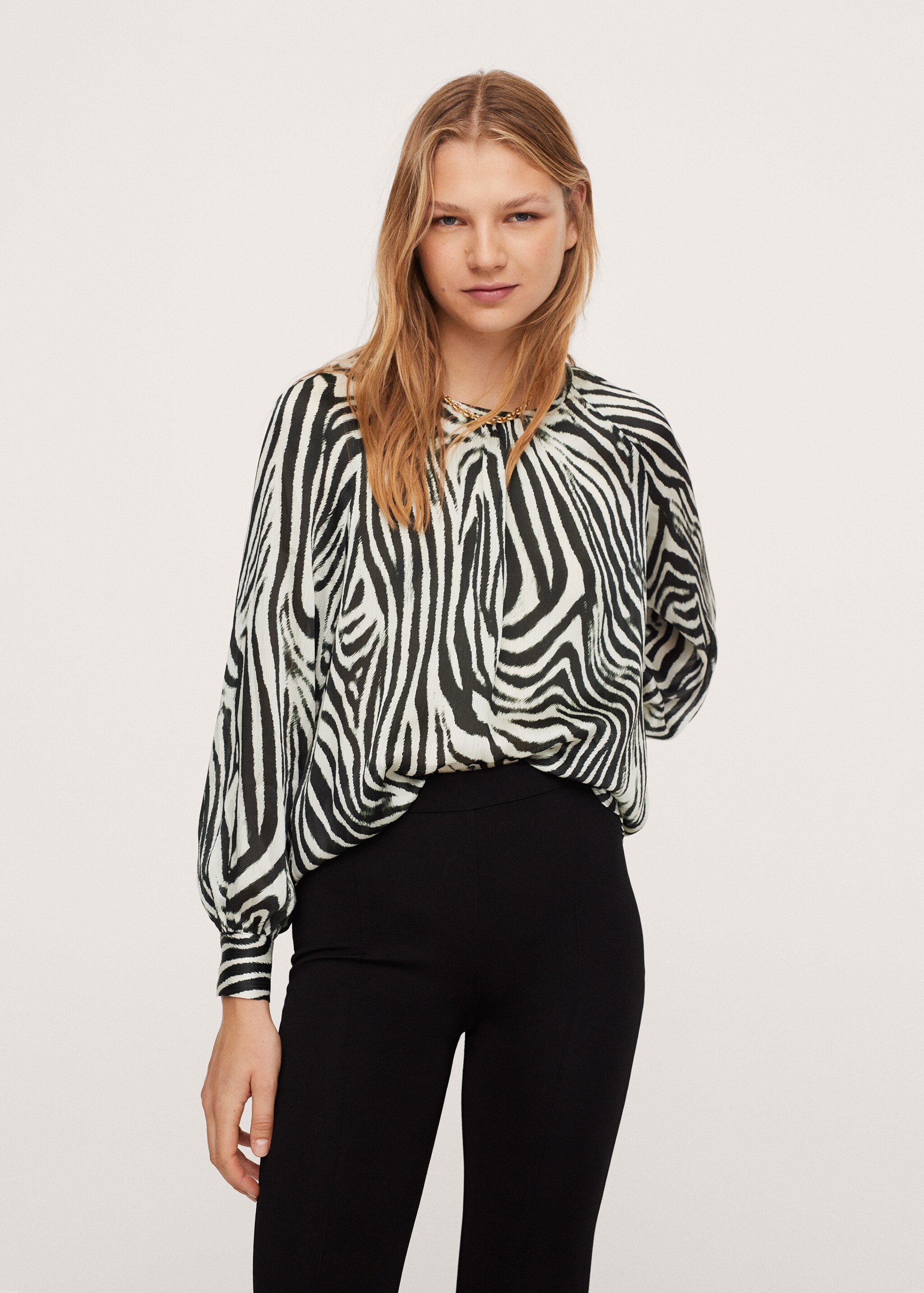 Blusa estampado cebra - Plano medio