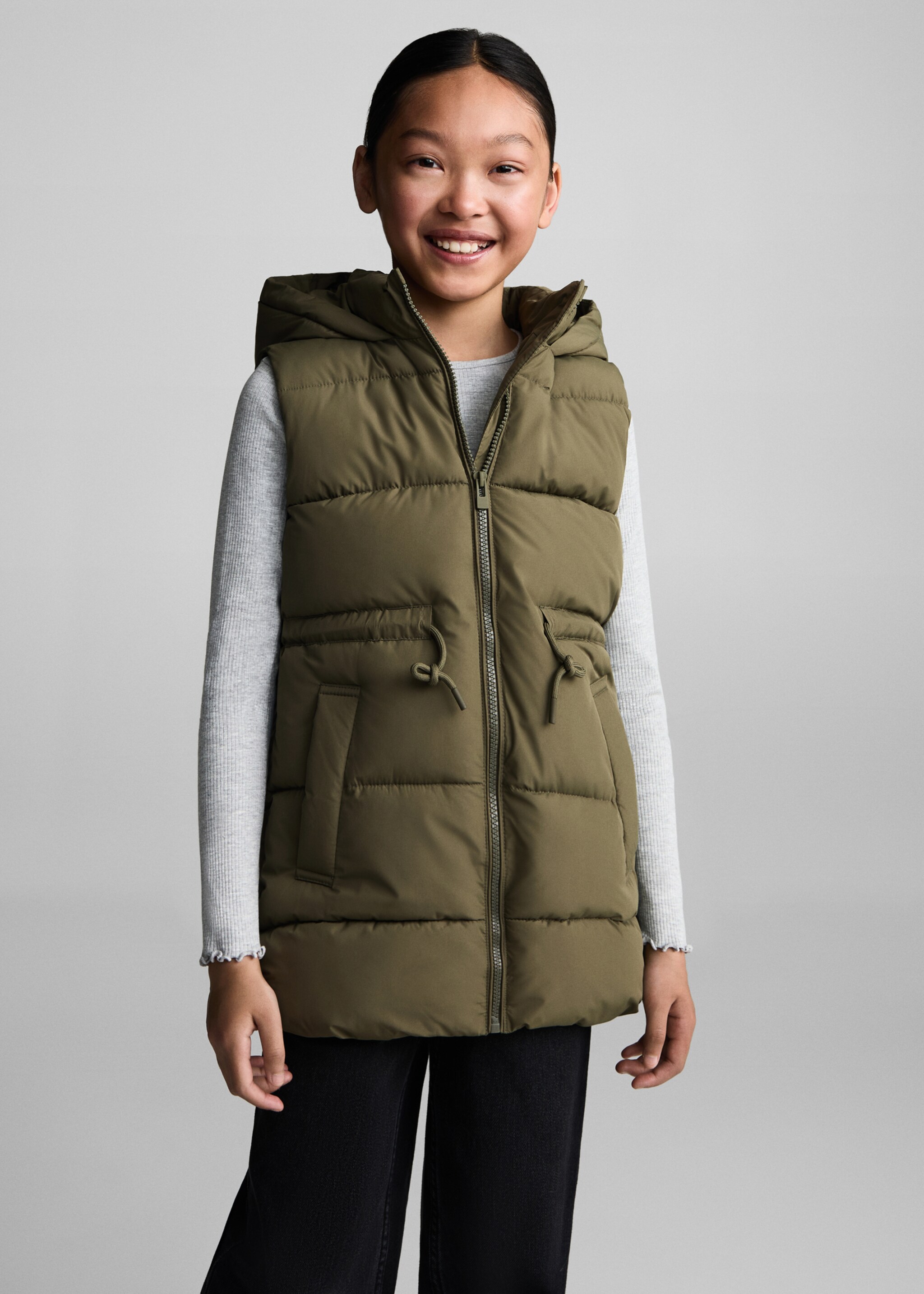 Gilet matelassé long - Plan moyen, Kaki. Ref: 77024438-00.
