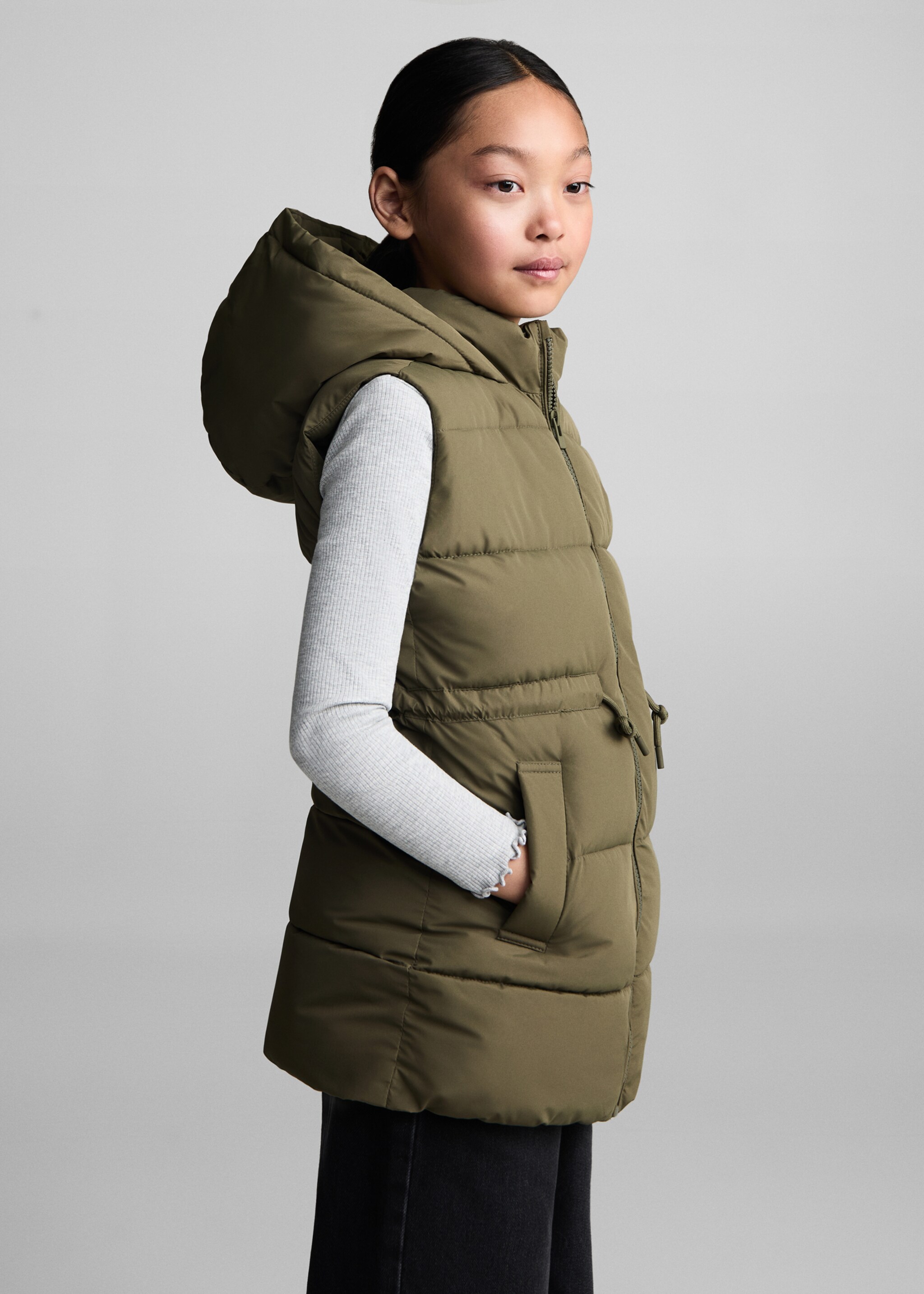 Gilet matelassé long - Détail de l'article 2, Kaki. Ref: 77024438-00.