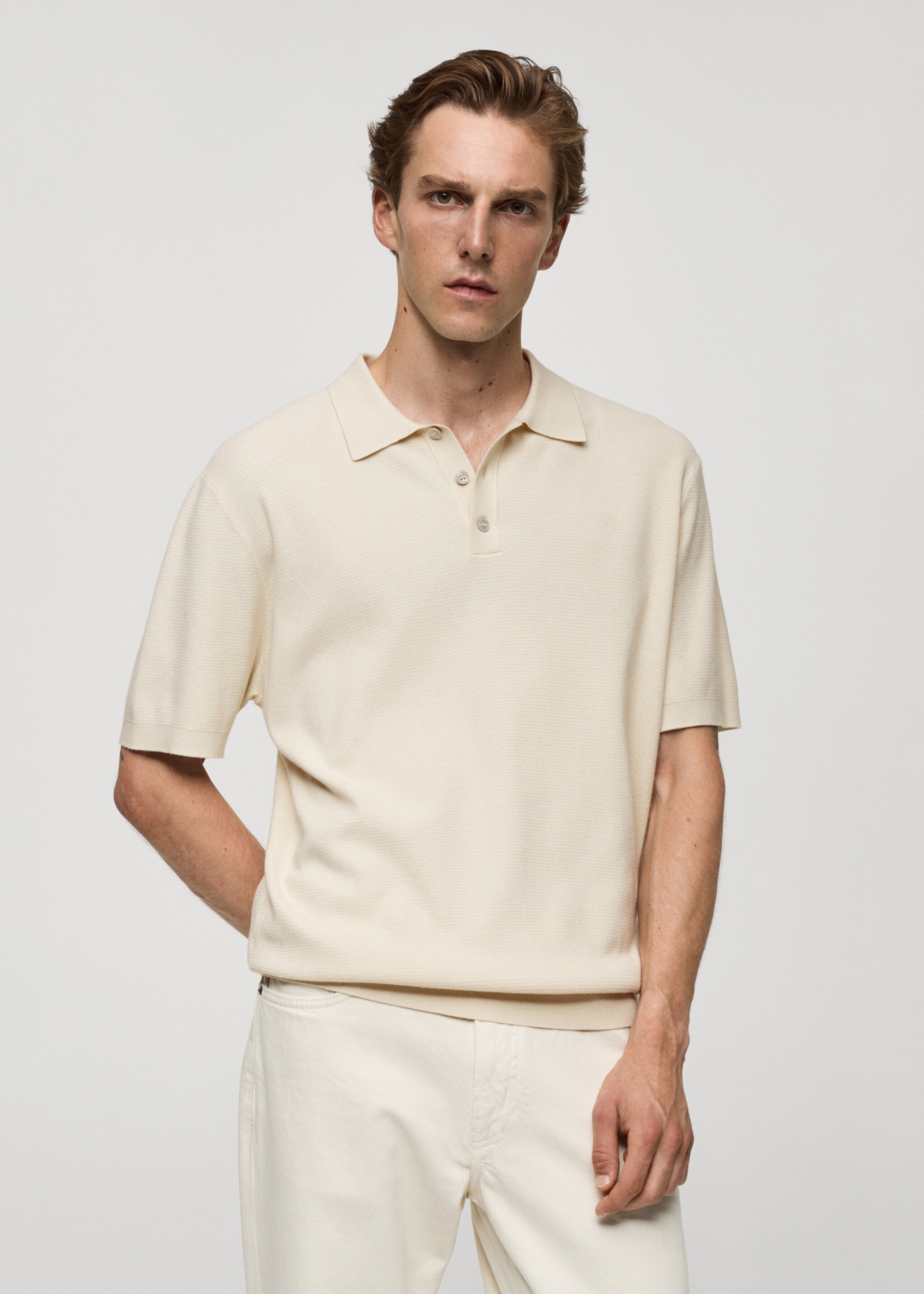 Strukturiertes Feinstrick-Poloshirt - Mittlere Ansicht, Cremeweiß. Ref: 77024447-00.