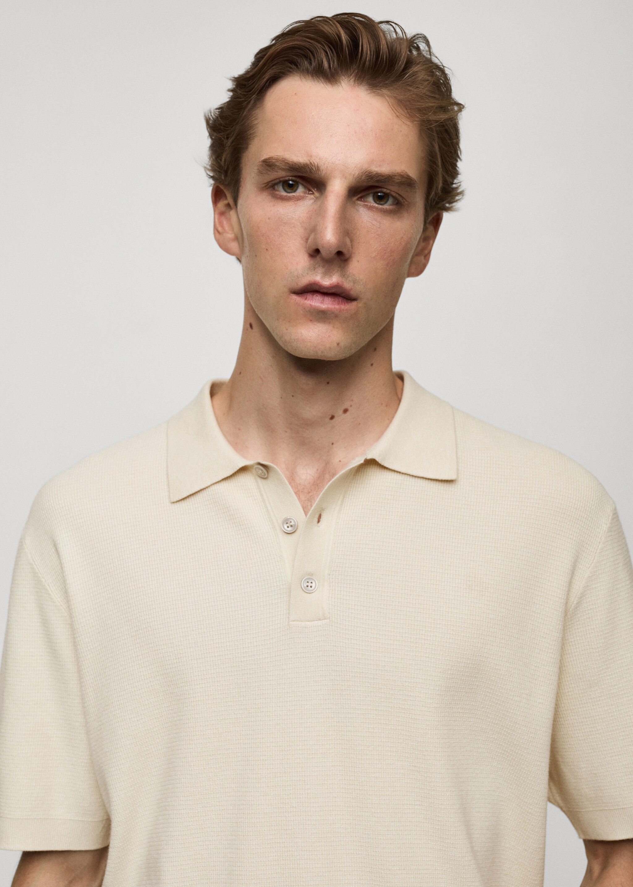 Strukturiertes Feinstrick-Poloshirt - Detail des Artikels 1, Cremeweiß. Ref: 77024447-00.