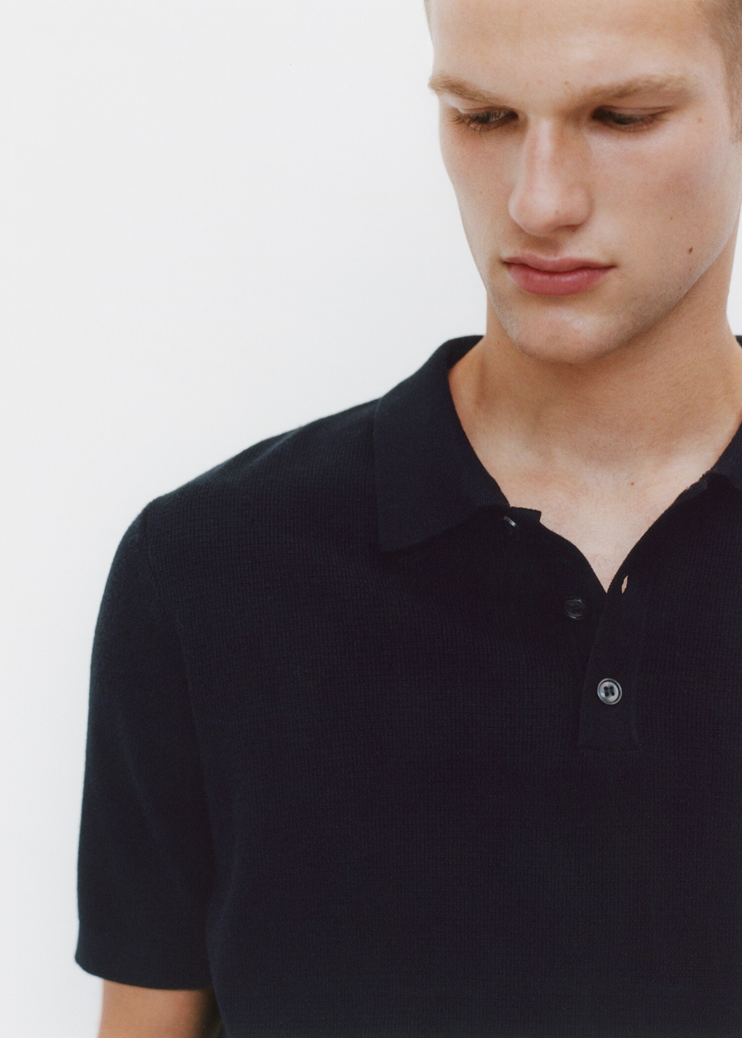 Structured fine-knit polo shirt - Details of the article 5