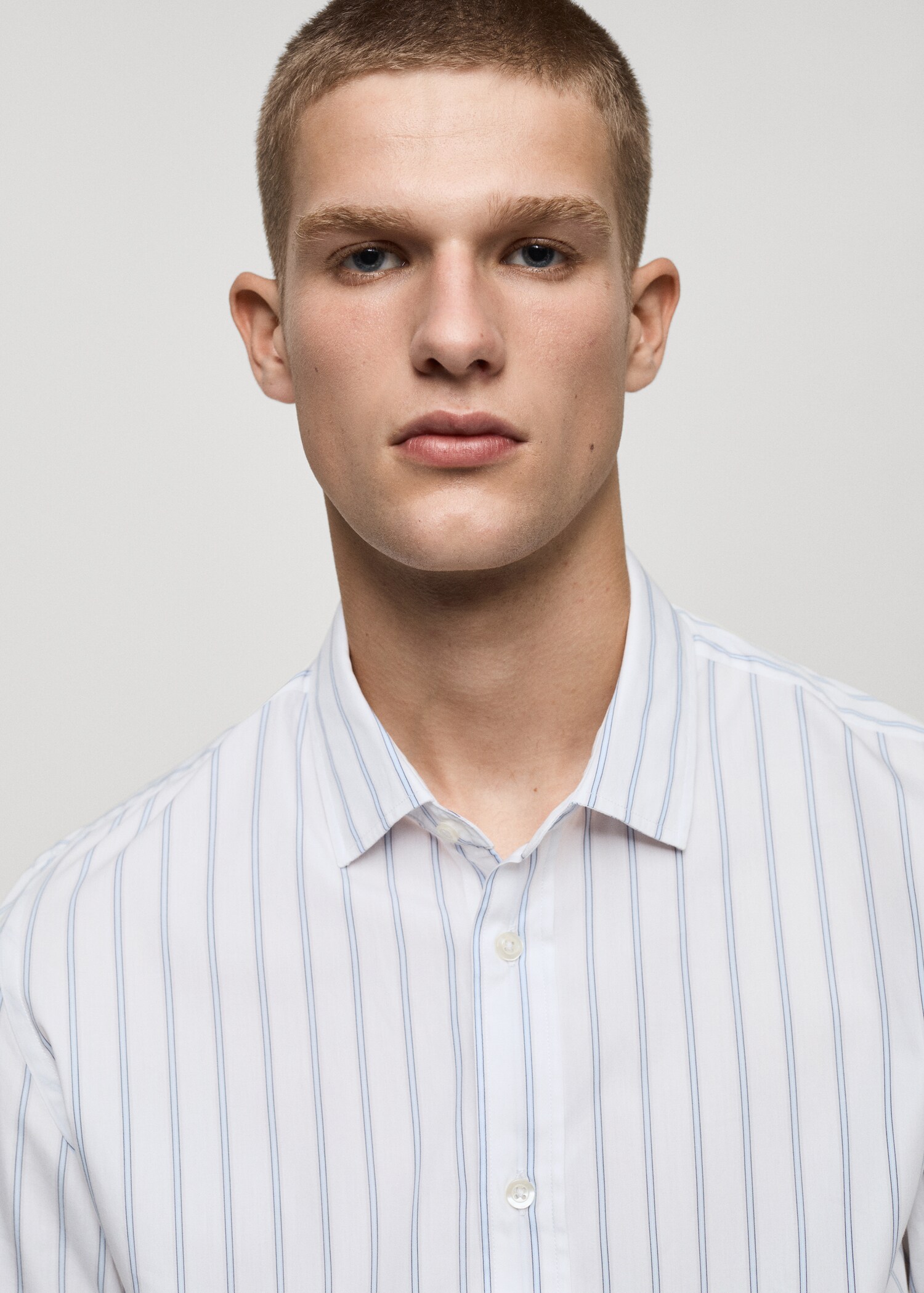 Camisa regular fit de algodão às riscas - Pormenor do artigo 1
