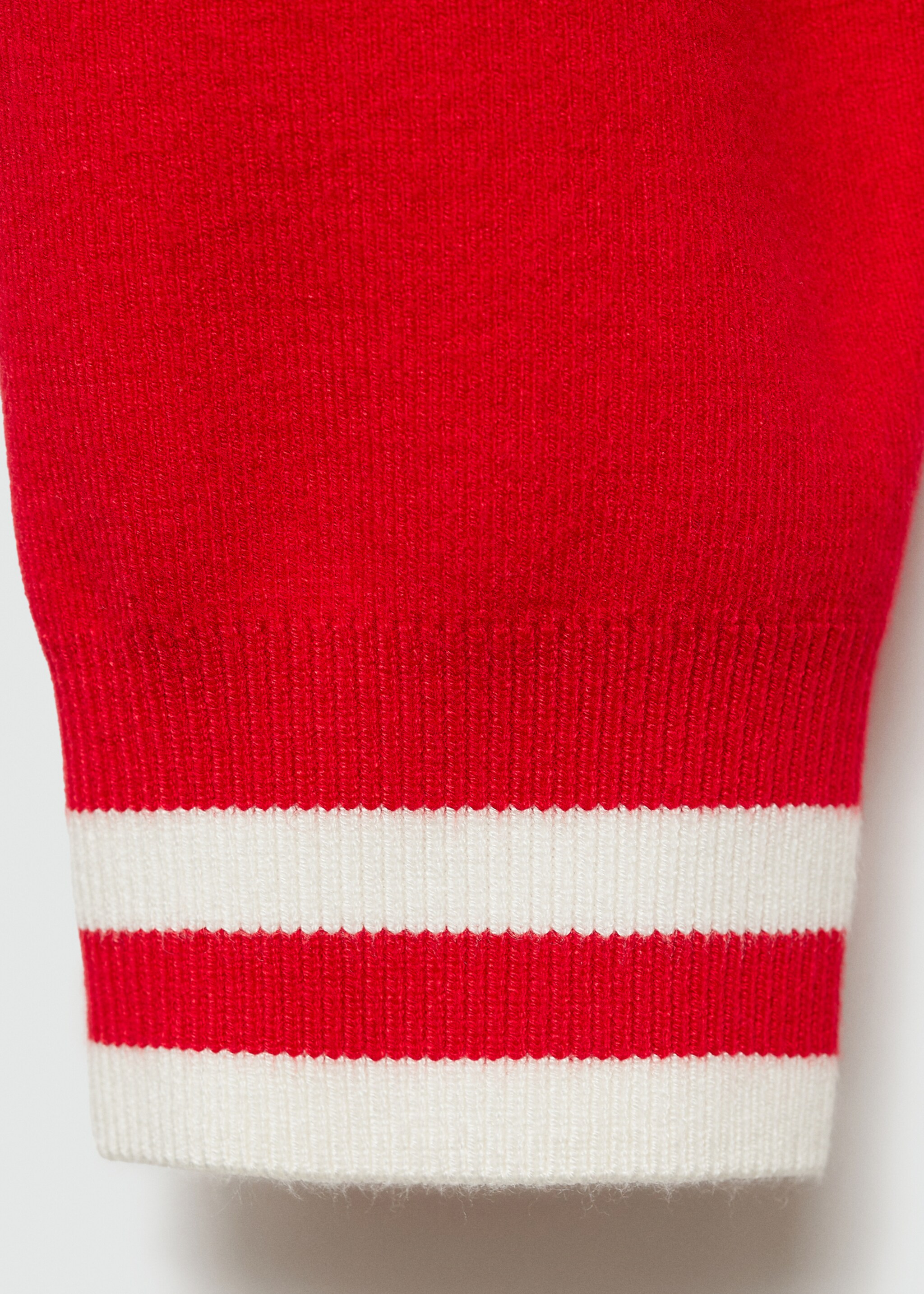 Trui met contrasterende afwerkingen - Detail van het artikel 0, Rood. Ref: 77024762-00.