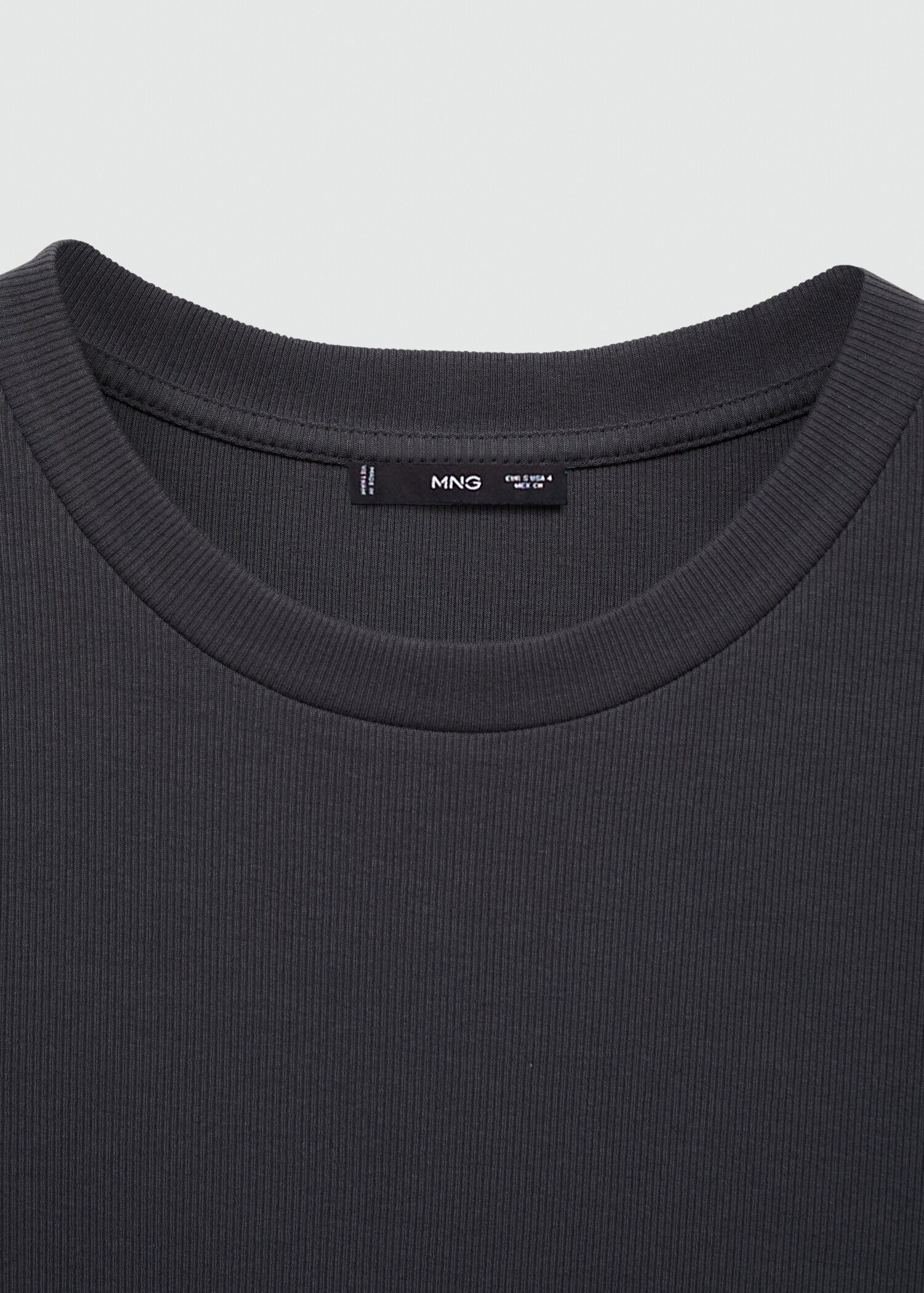 Geripptes Kleid mit Schlitz - Detail des Artikels 8