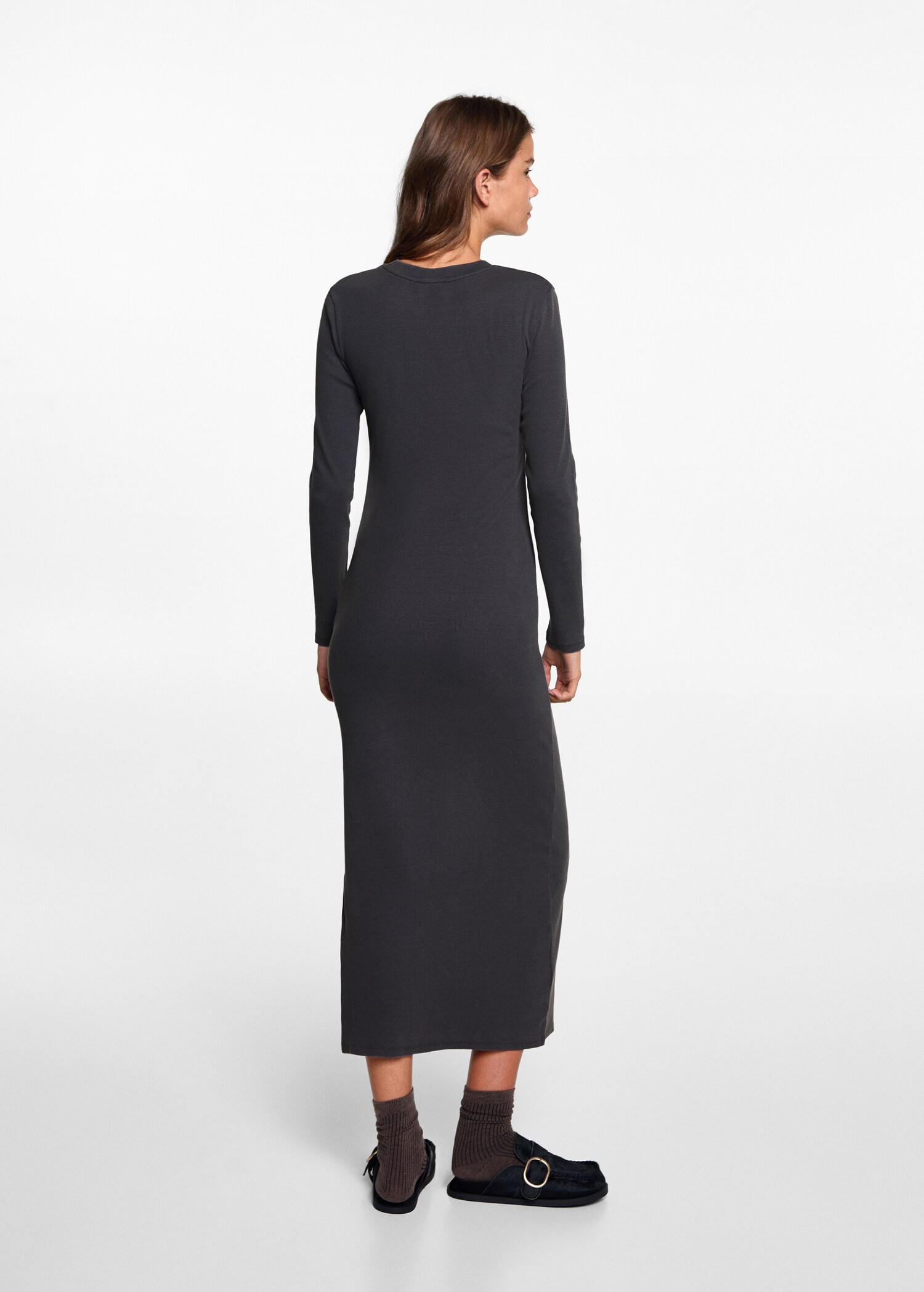 Geripptes Kleid mit Schlitz - Rückseite des Artikels