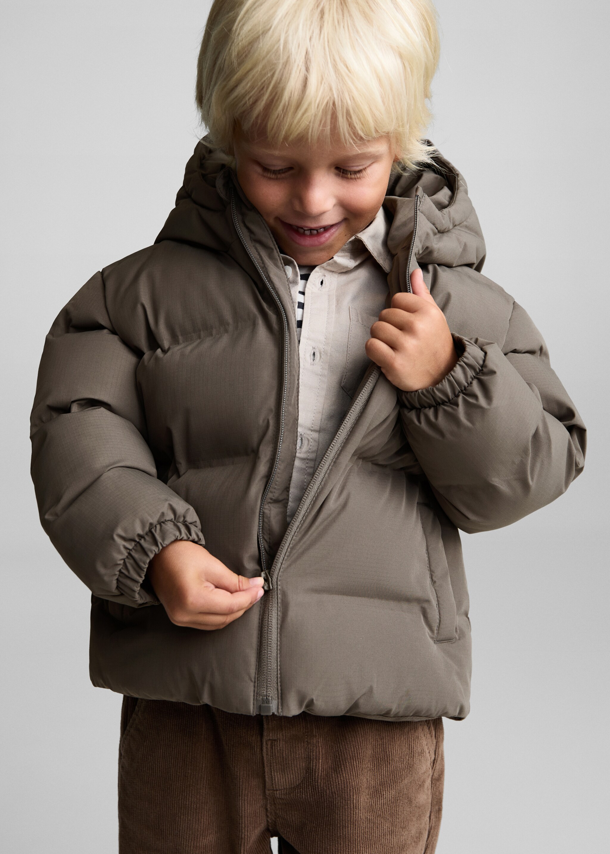 Hood quilted coat - Details of the article 4, Dark Green. Ref: 77025149-00.
