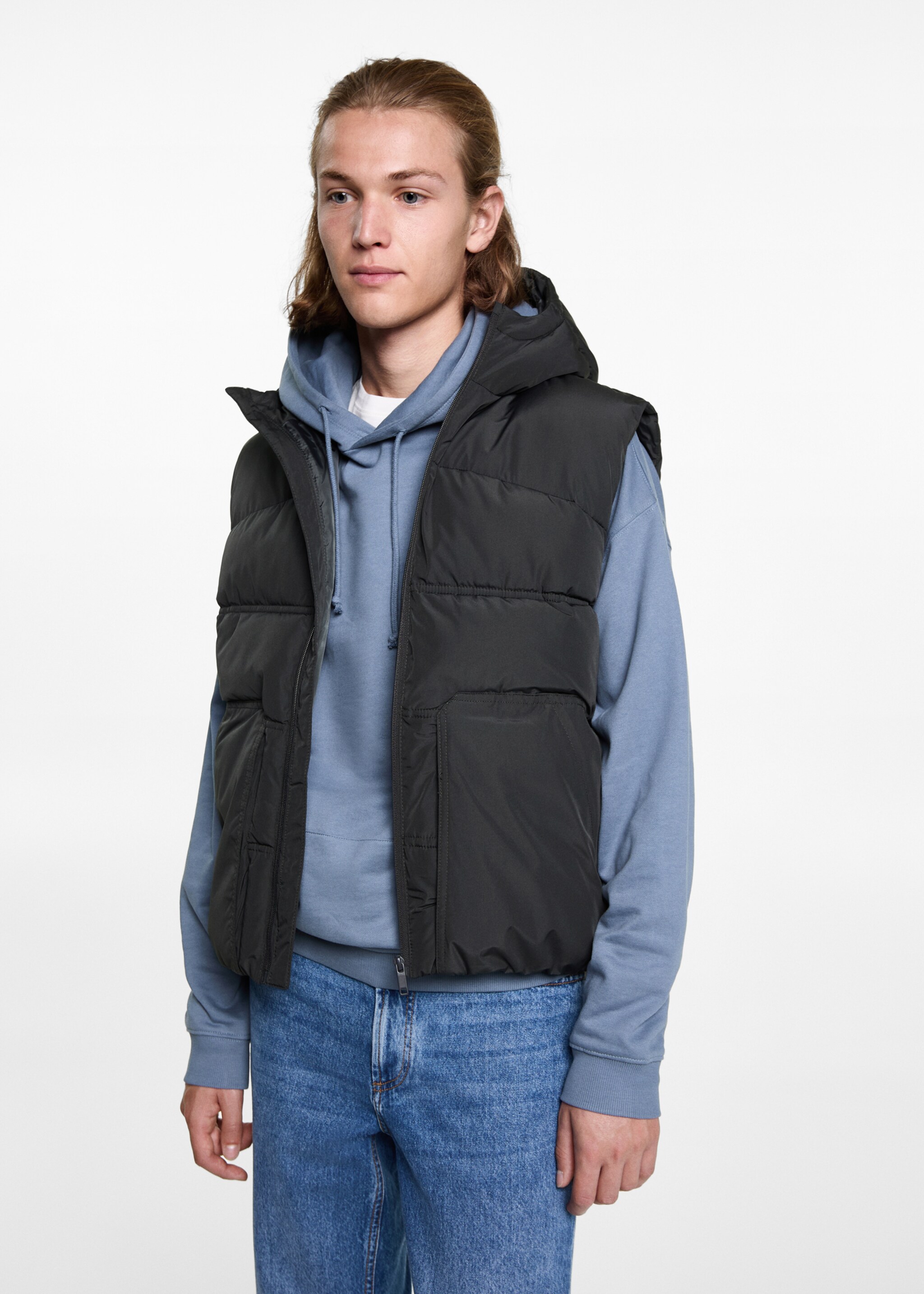 Gilet matelassé à capuche - Plan moyen, Gris anthracite. Ref: 77025635-00.