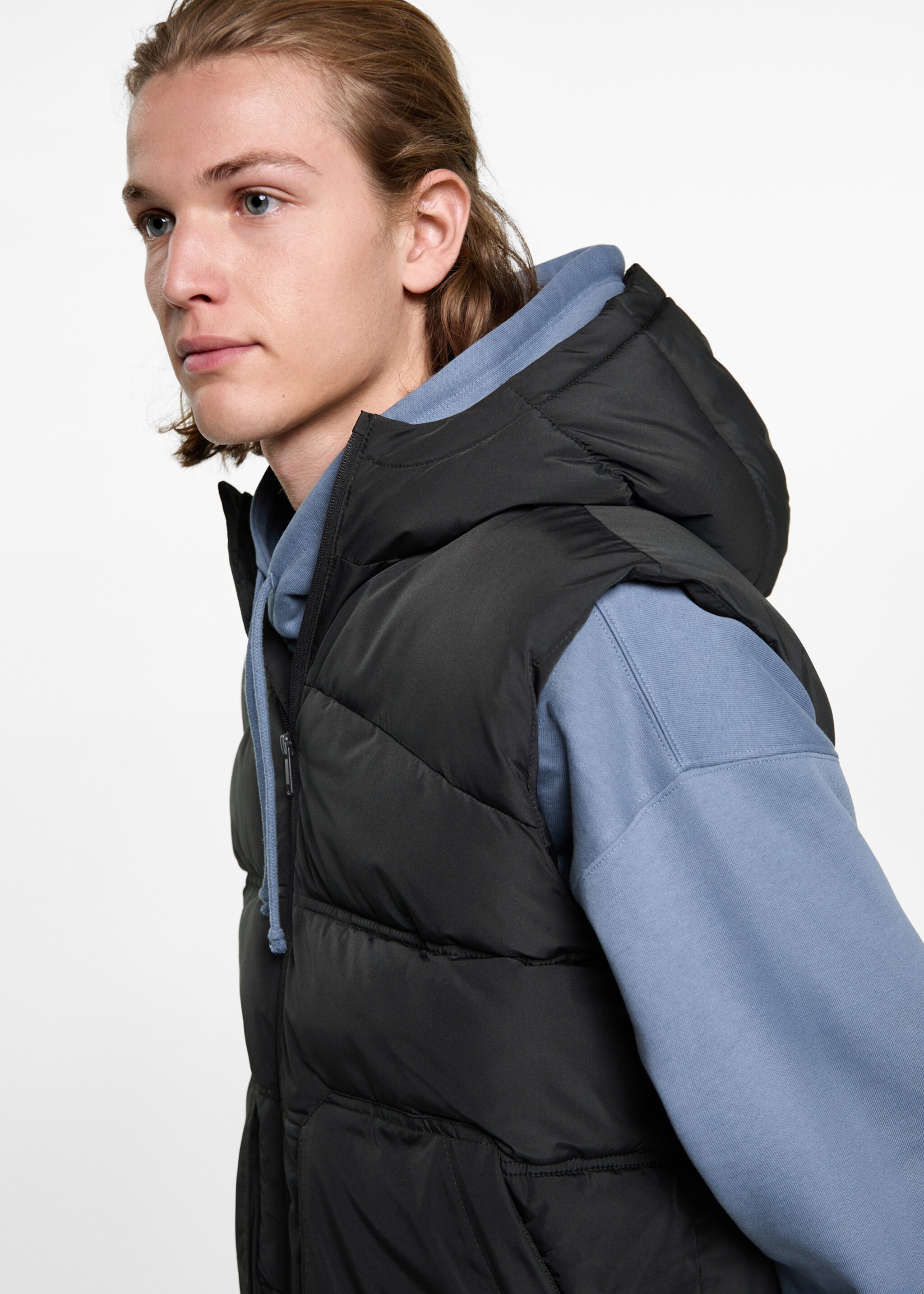 Gilet matelassé à capuche - Détail de l'article 1, Gris anthracite. Ref: 77025635-00.