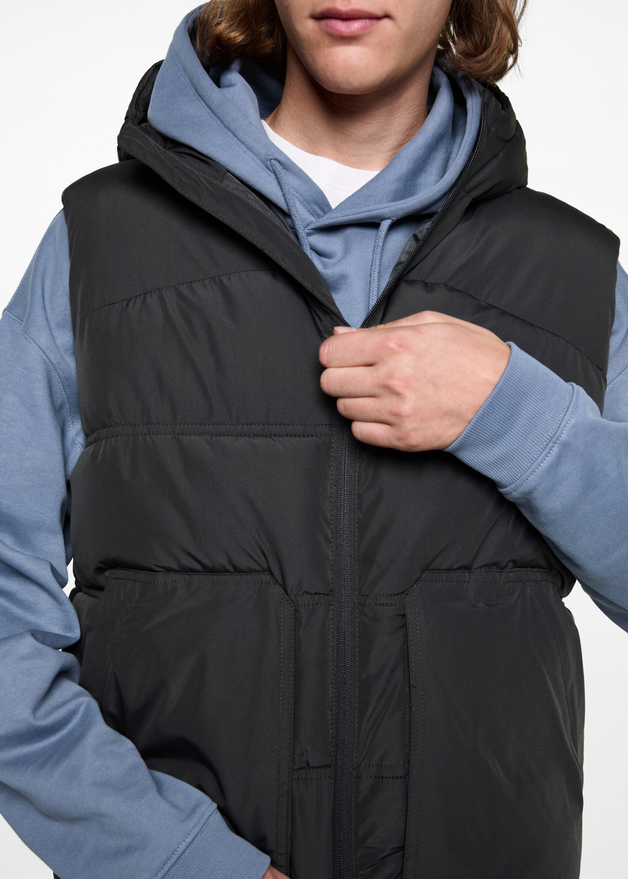 Gilet matelassé à capuche - Détail de l'article 6, Gris anthracite. Ref: 77025635-00.