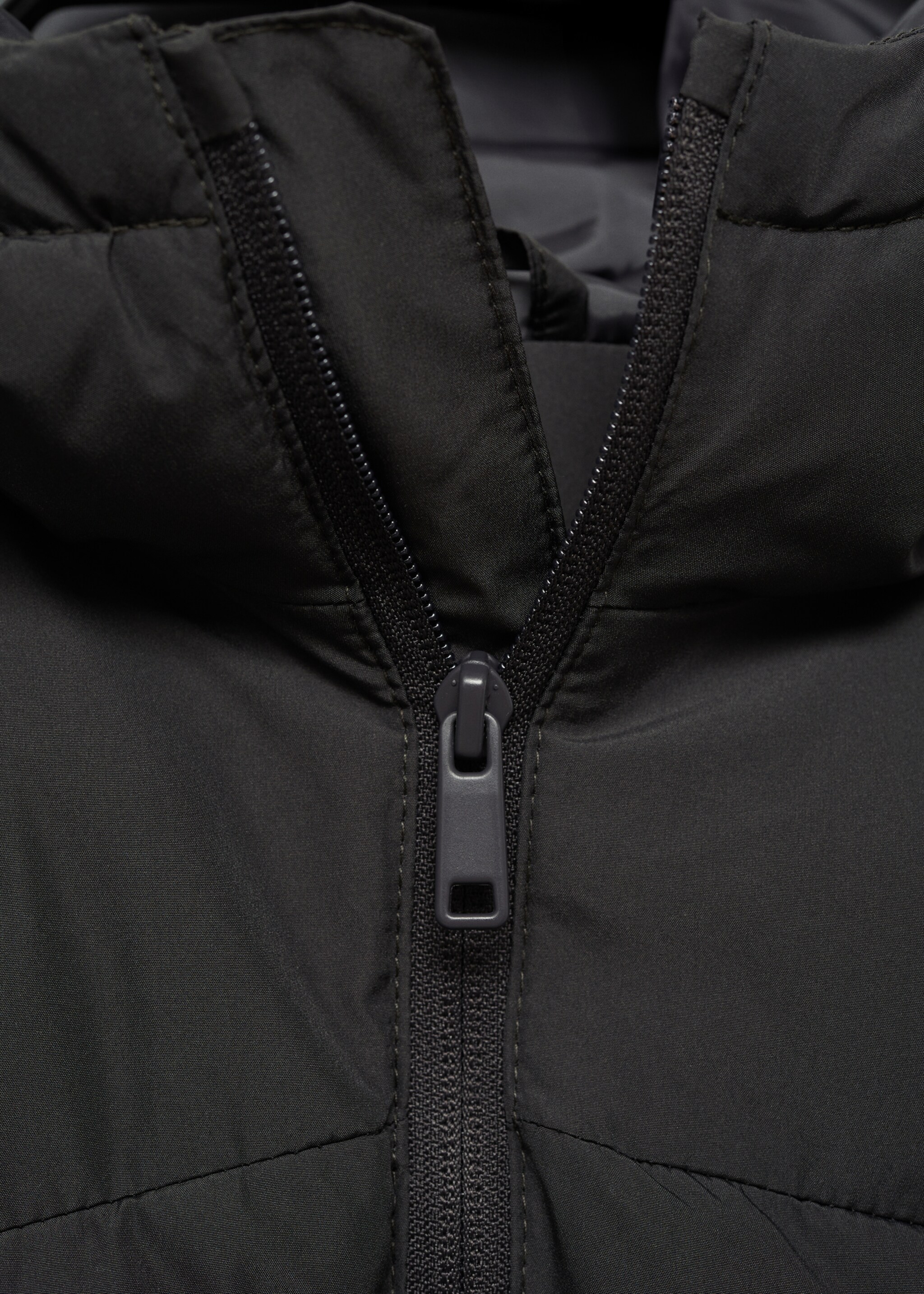 Gilet matelassé à capuche - Détail de l'article 8, Gris anthracite. Ref: 77025635-00.