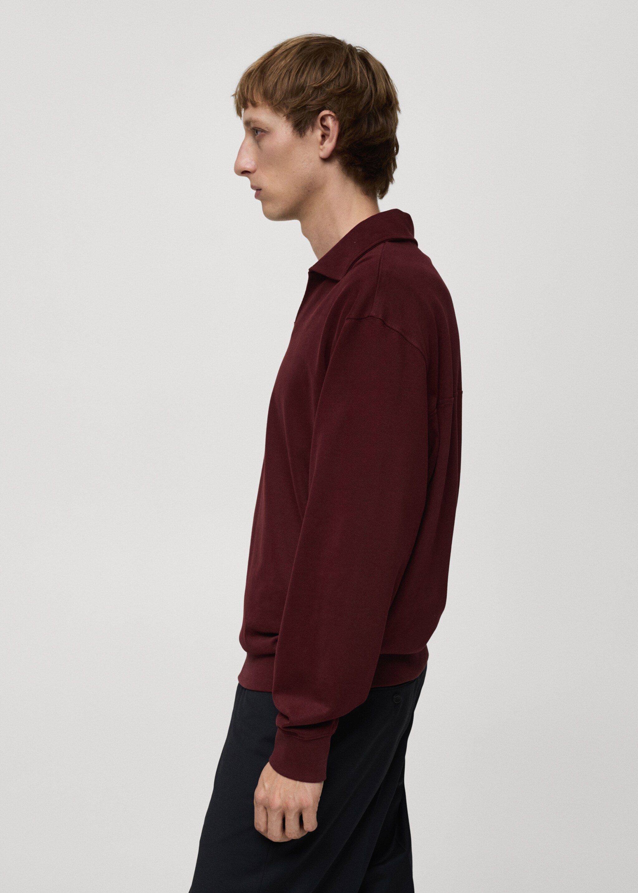 Predimenzionirani relaxed fit pulover s polo ovratnikom - Detalji artikla 2, Burgundsko crvena. Ref: 77025641-00.