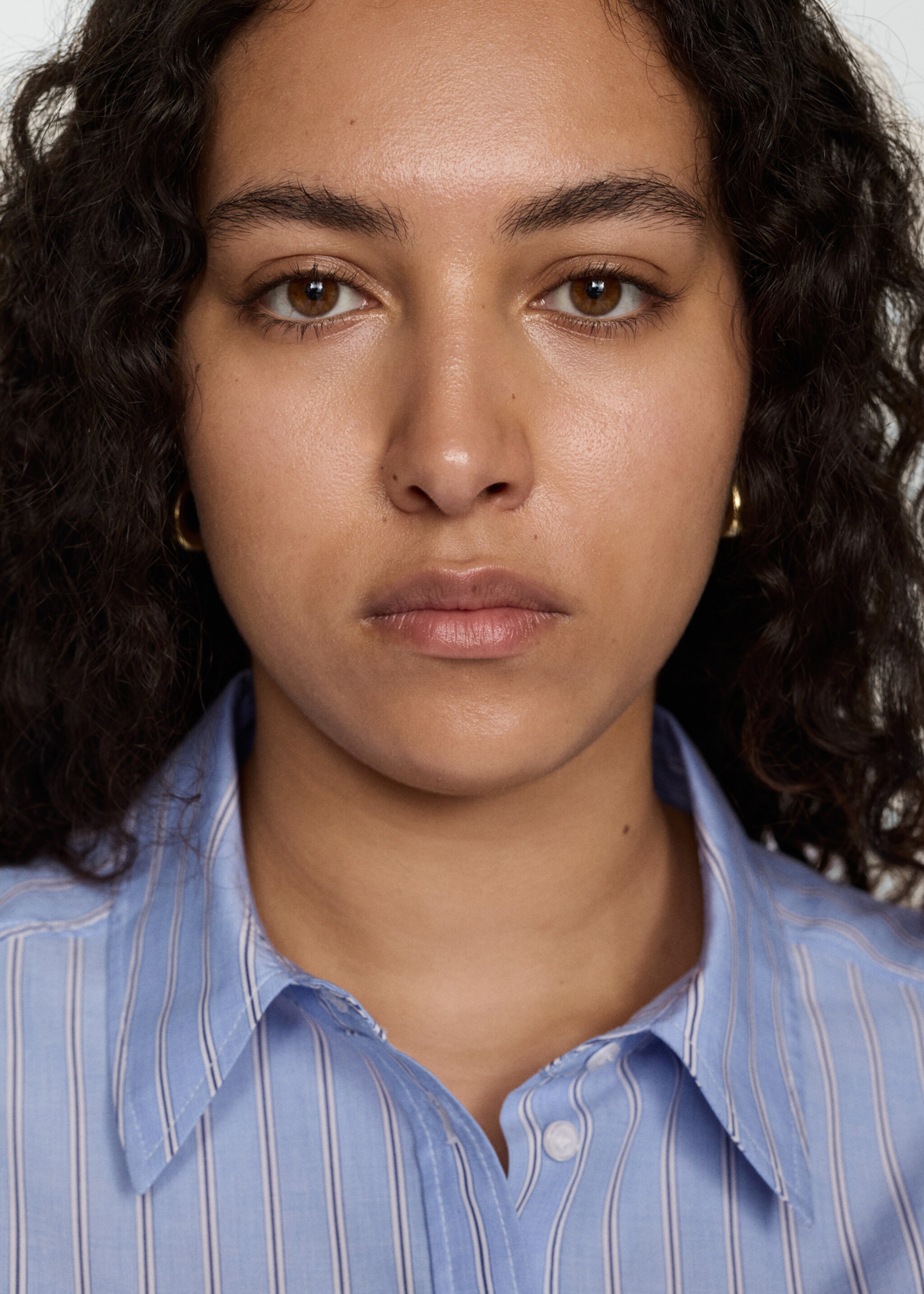 Shirt with contrasting stripes - Details of the article 4, Sky Blue. Ref: 77025650-00.