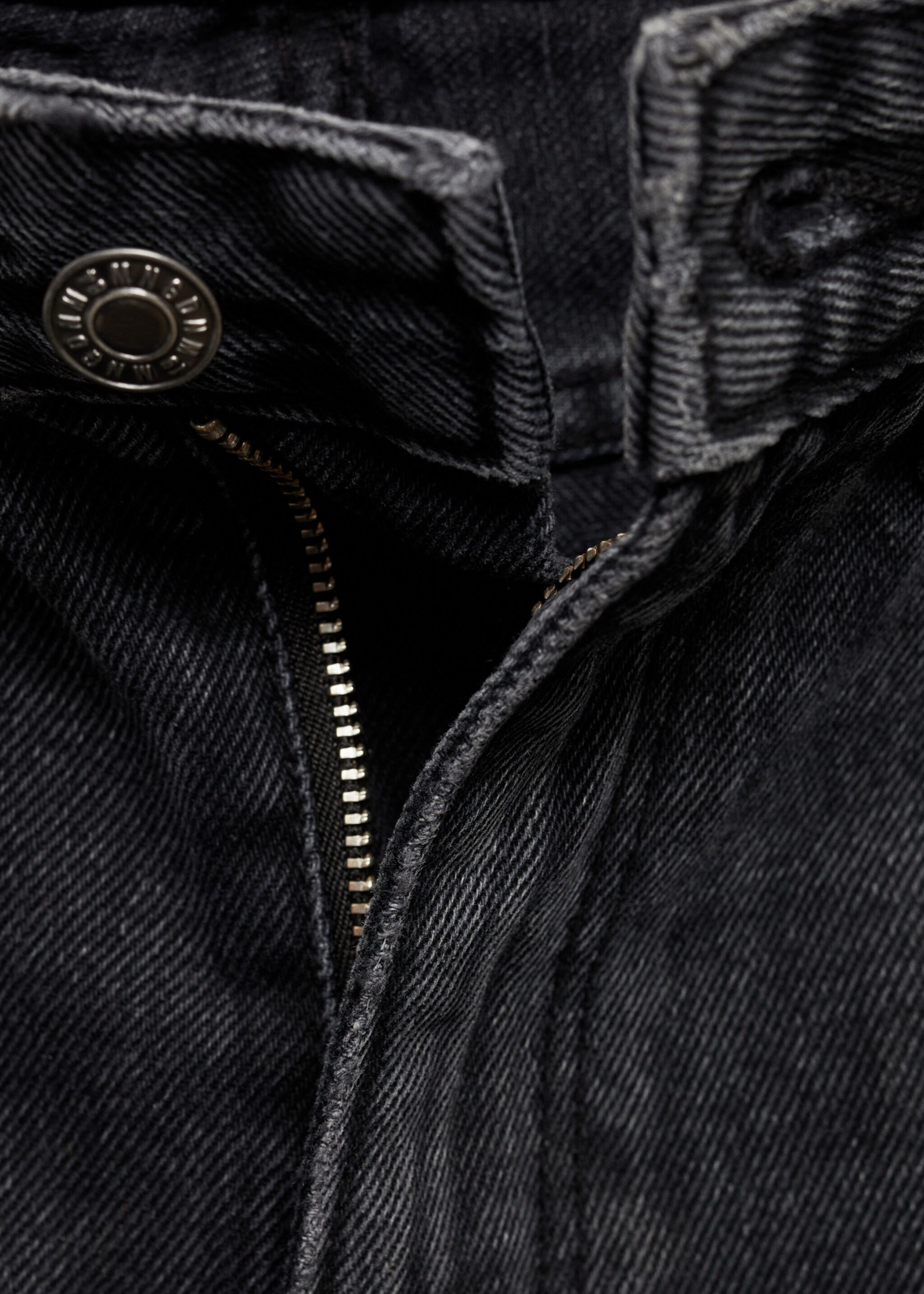 Gerade Jeans mit mittlerem Bund - Detail des Artikels 8, Black denim. Ref: 77025653-00.