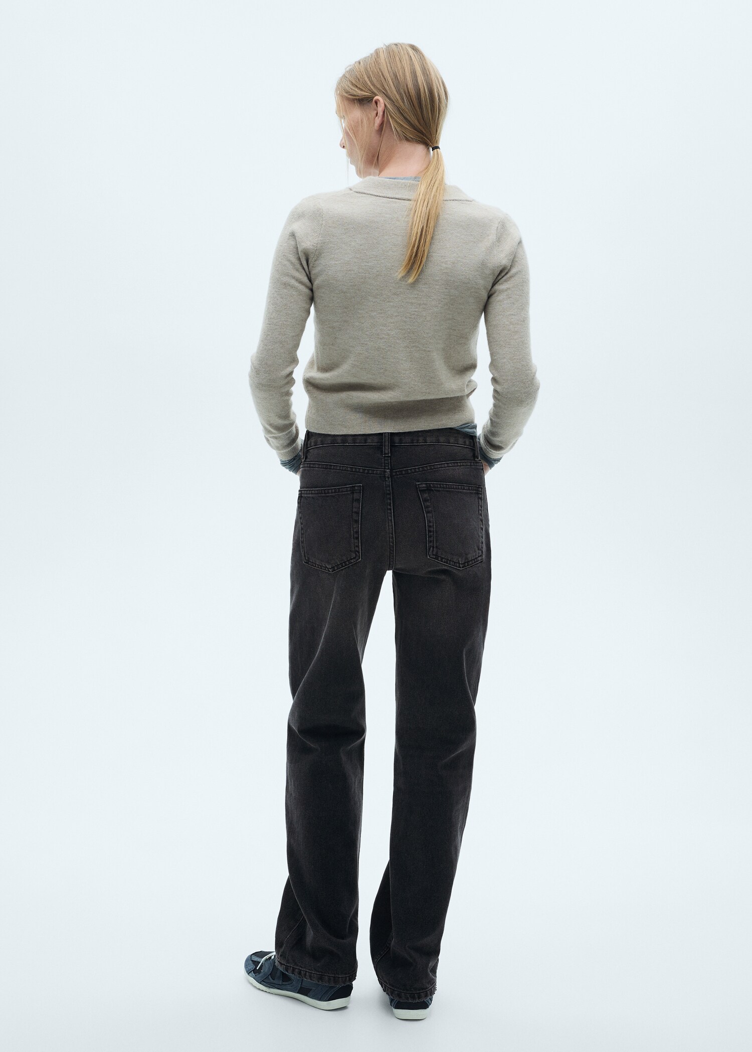 Gerade Jeans mit mittlerem Bund - Rückseite des Artikels