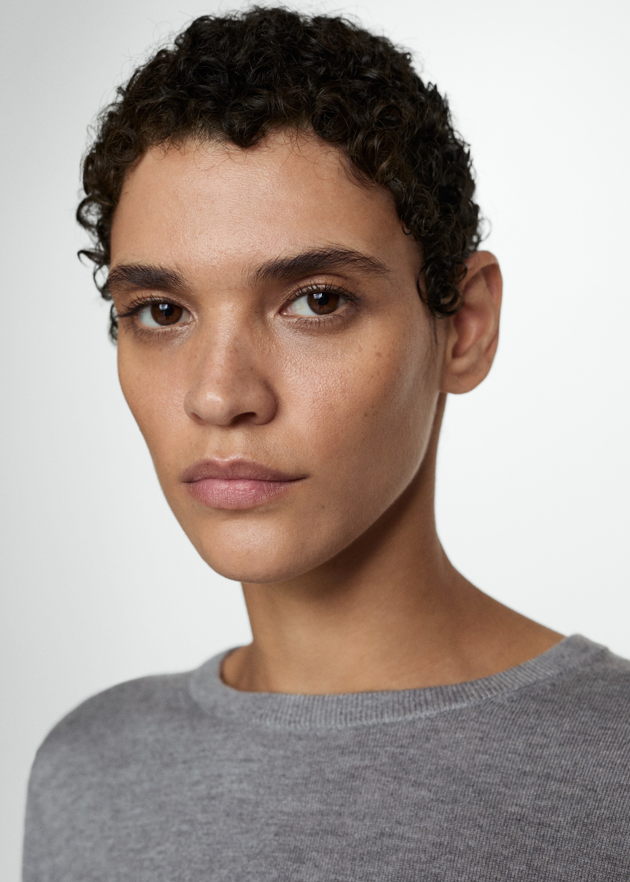 Fine-knit crew-neck sweater - Details of the article 1, Light Heather Grey. Ref: 77025656-00.