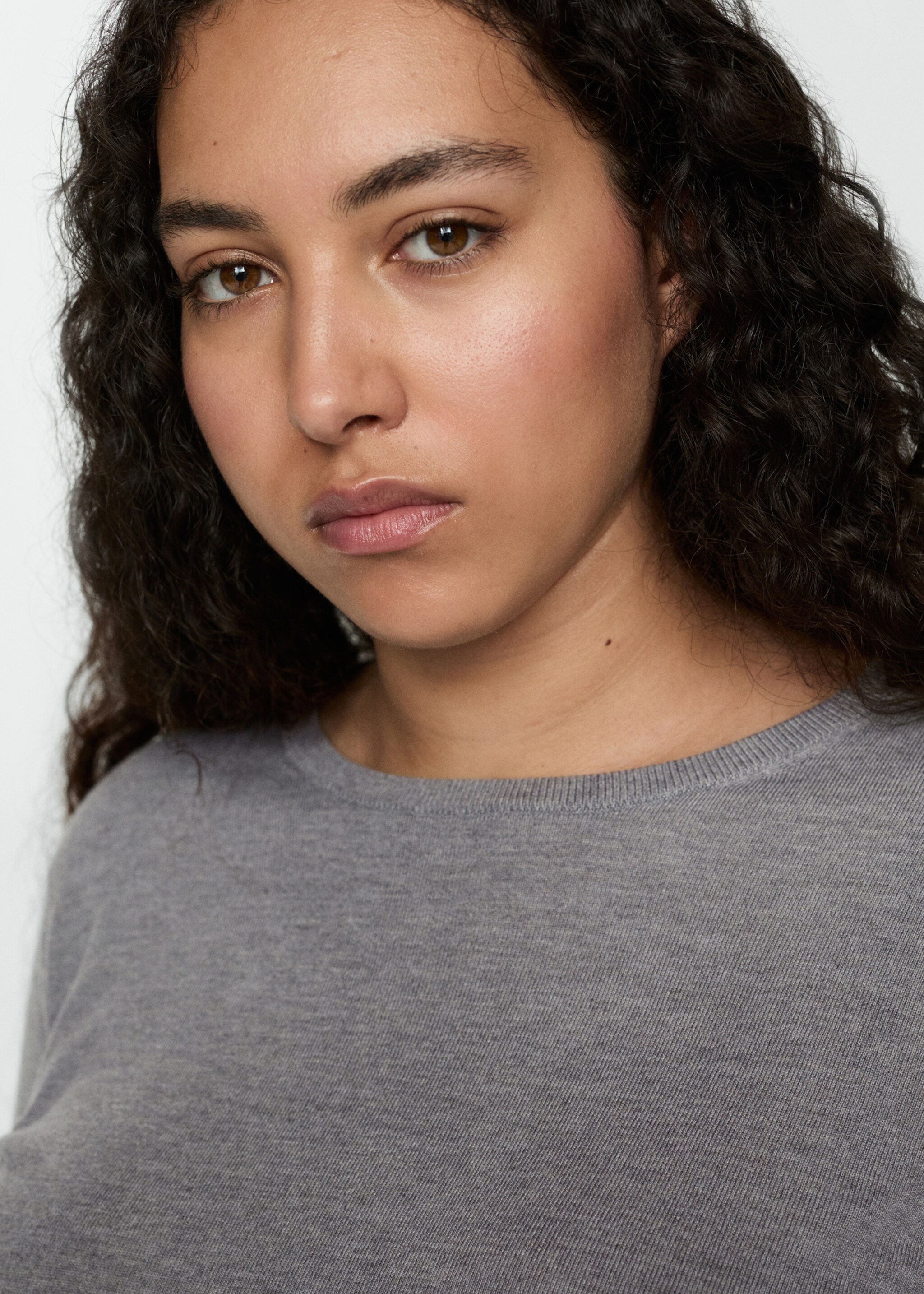 Fine-knit crew-neck sweater - Details of the article 4, Light Heather Grey. Ref: 77025656-00.