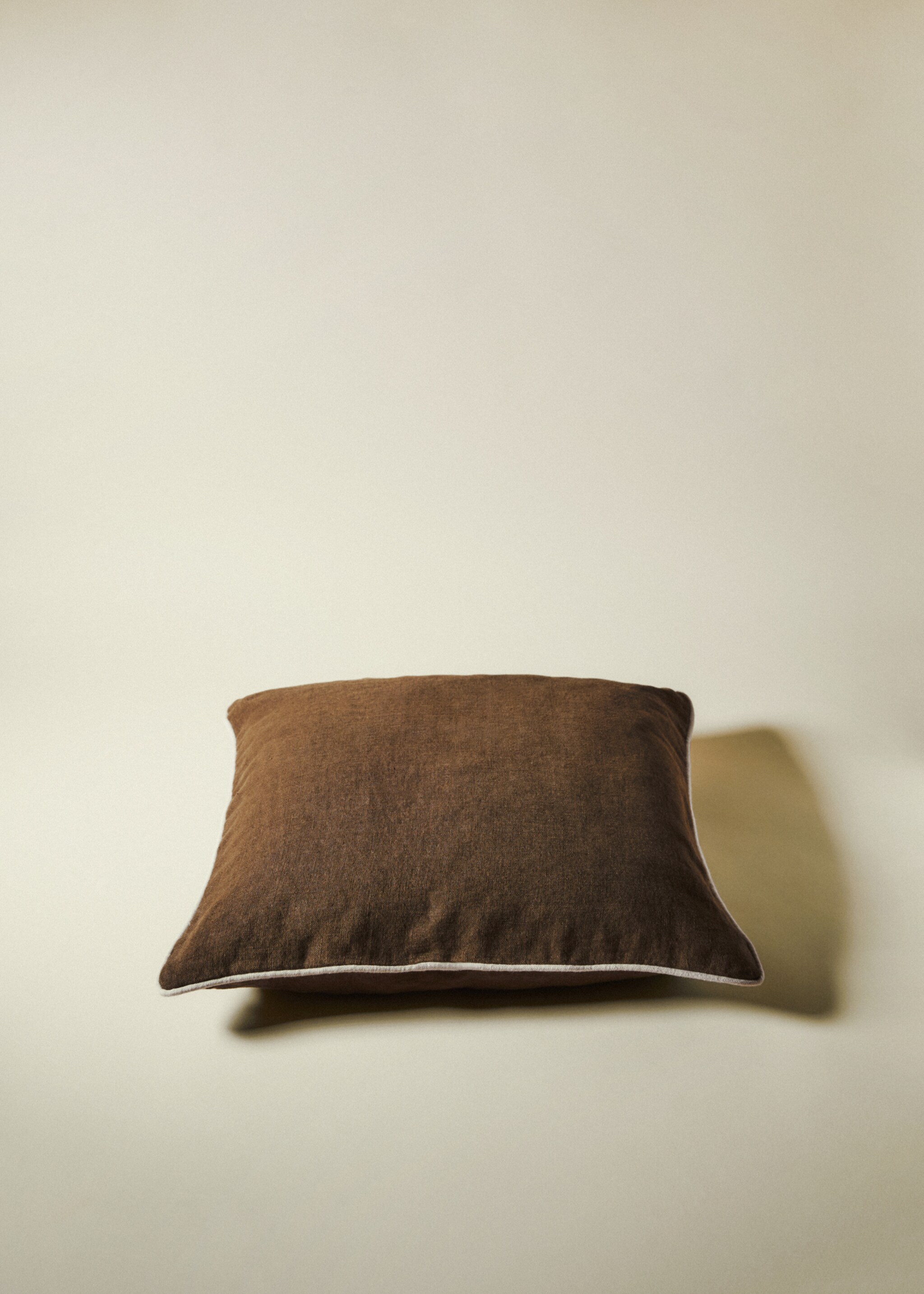 Capa de almofada de 100% linho 50 x 50 cm - Pormenor do artigo 7, Castanho. Ref: 77025662-00.