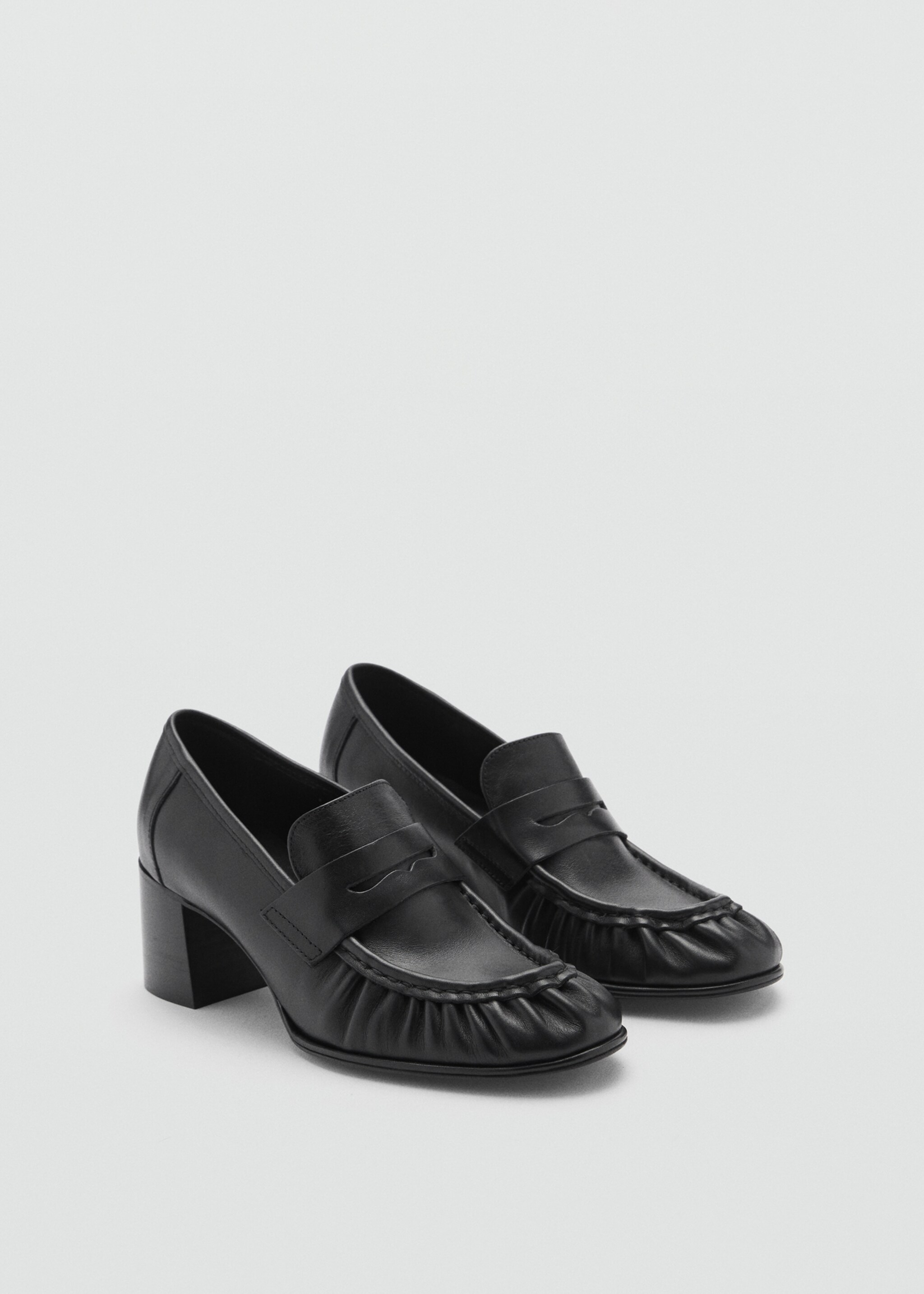 Lederpumps mit Raffdetails - Mittlere Ansicht, Schwarz. Ref: 77025665-00.