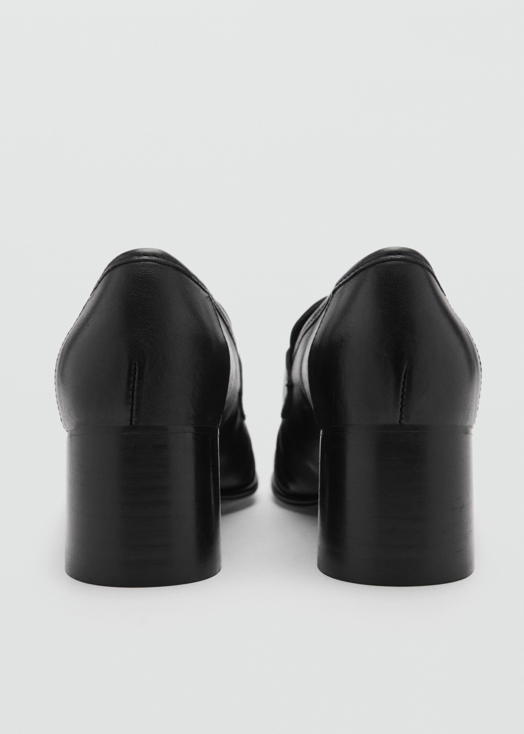 Lederpumps mit Raffdetails - Detail des Artikels 1, Schwarz. Ref: 77025665-00.