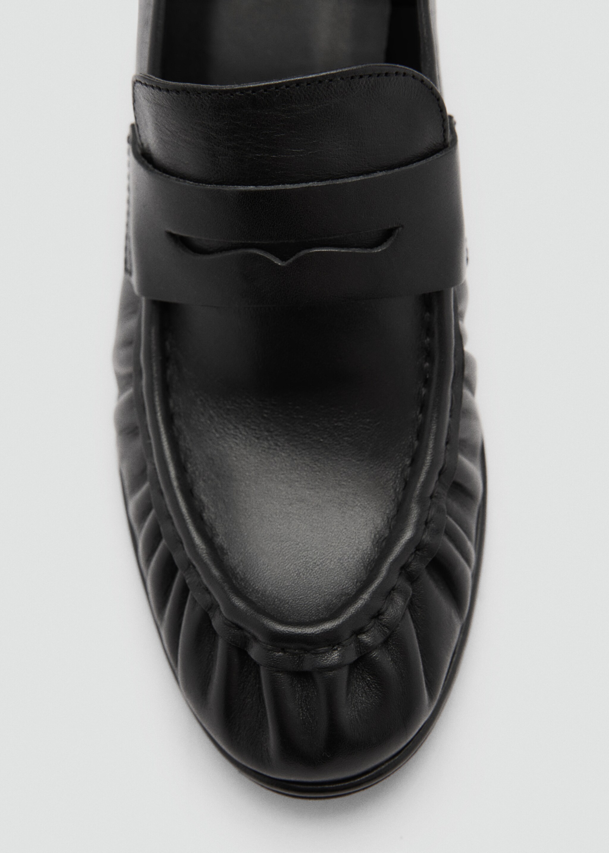 Lederpumps mit Raffdetails - Detail des Artikels 2, Schwarz. Ref: 77025665-00.