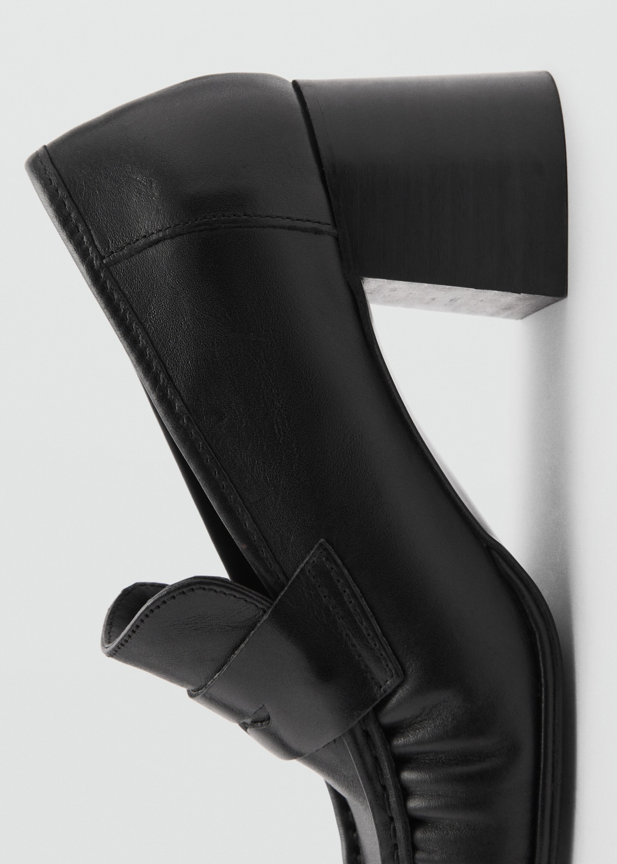 Lederpumps mit Raffdetails - Detail des Artikels 3, Schwarz. Ref: 77025665-00.