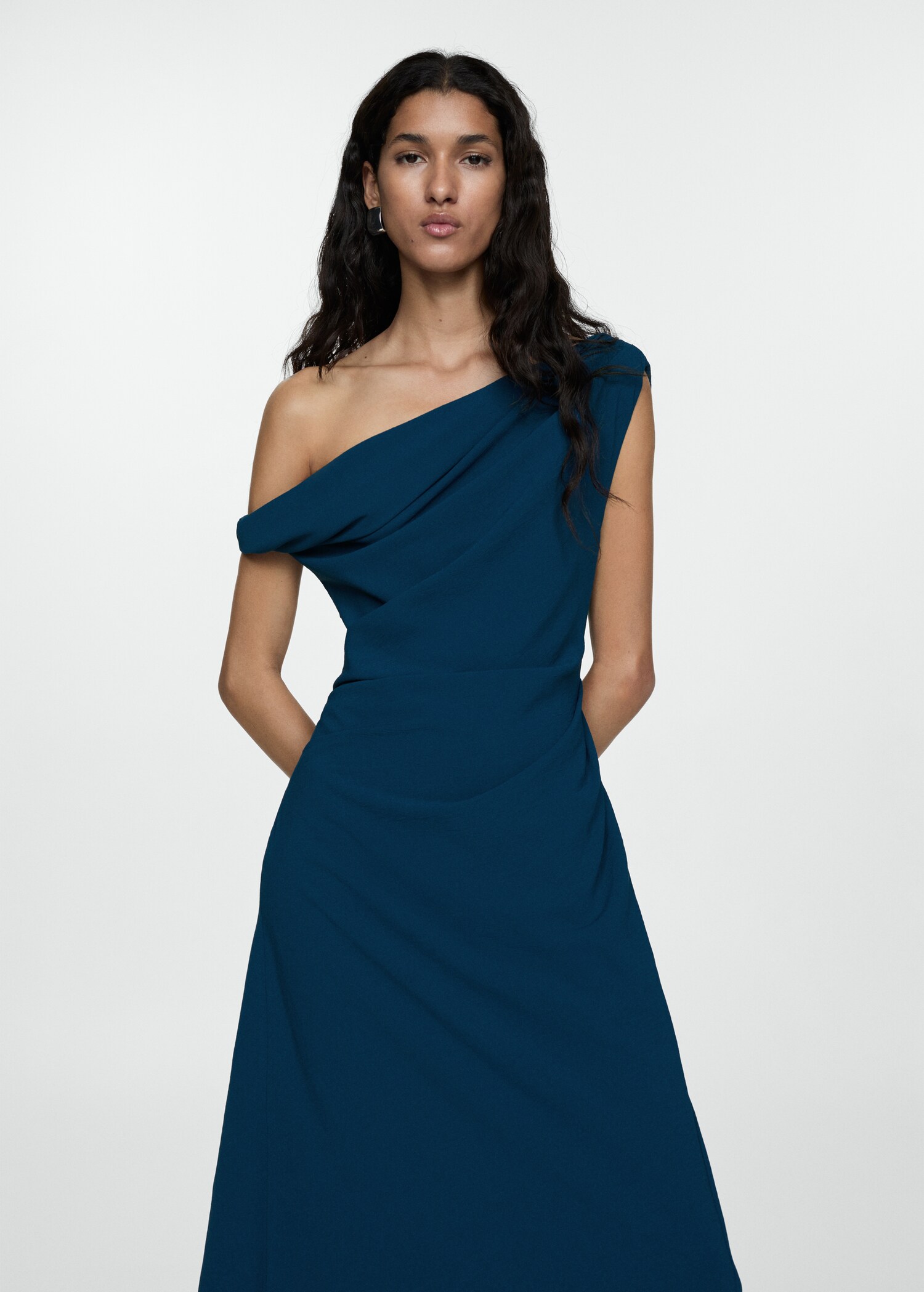 Asymmetrisches Kleid mit Raffdetails - Mittlere Ansicht