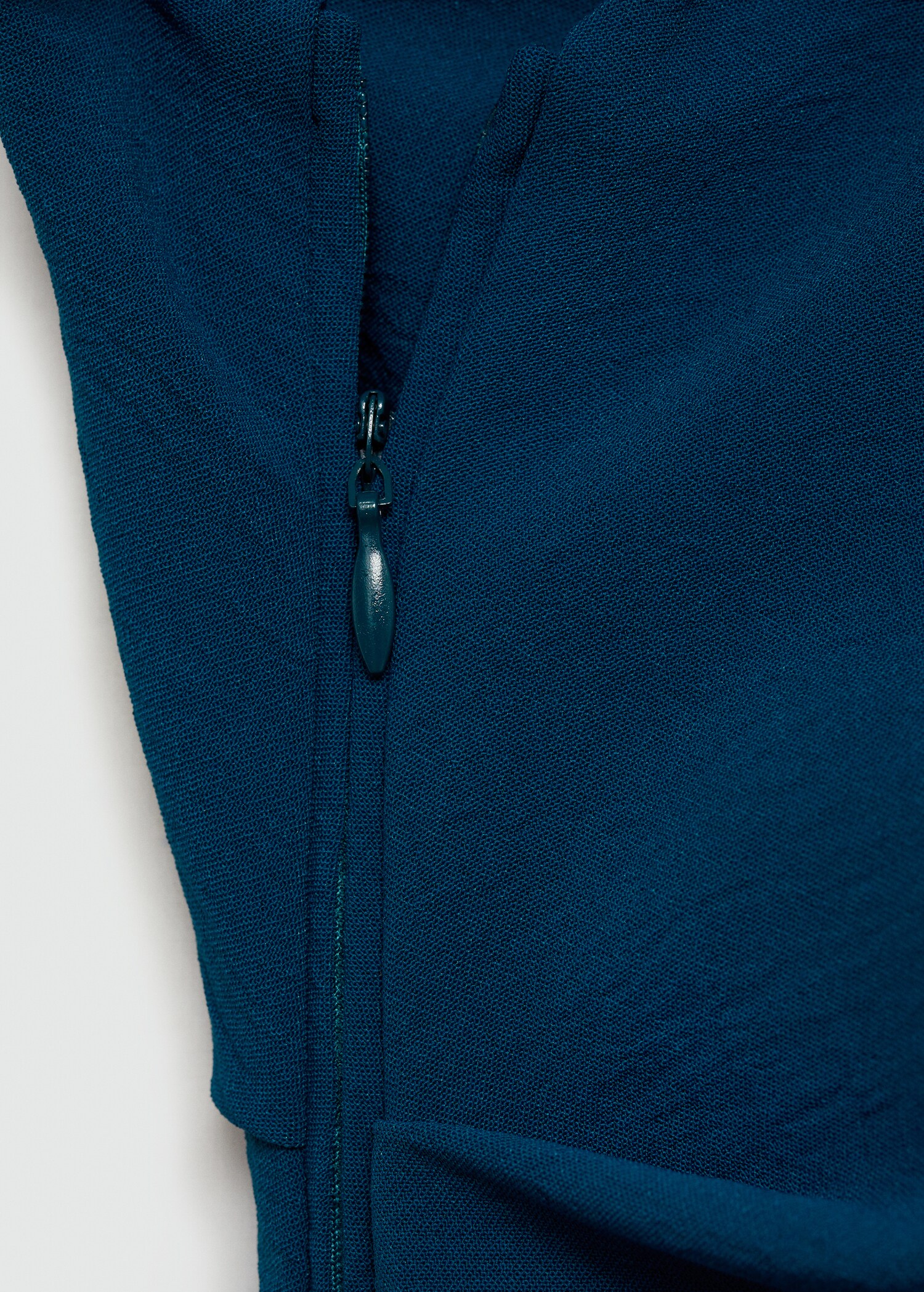 Asymmetrisches Kleid mit Raffdetails - Detail des Artikels 0
