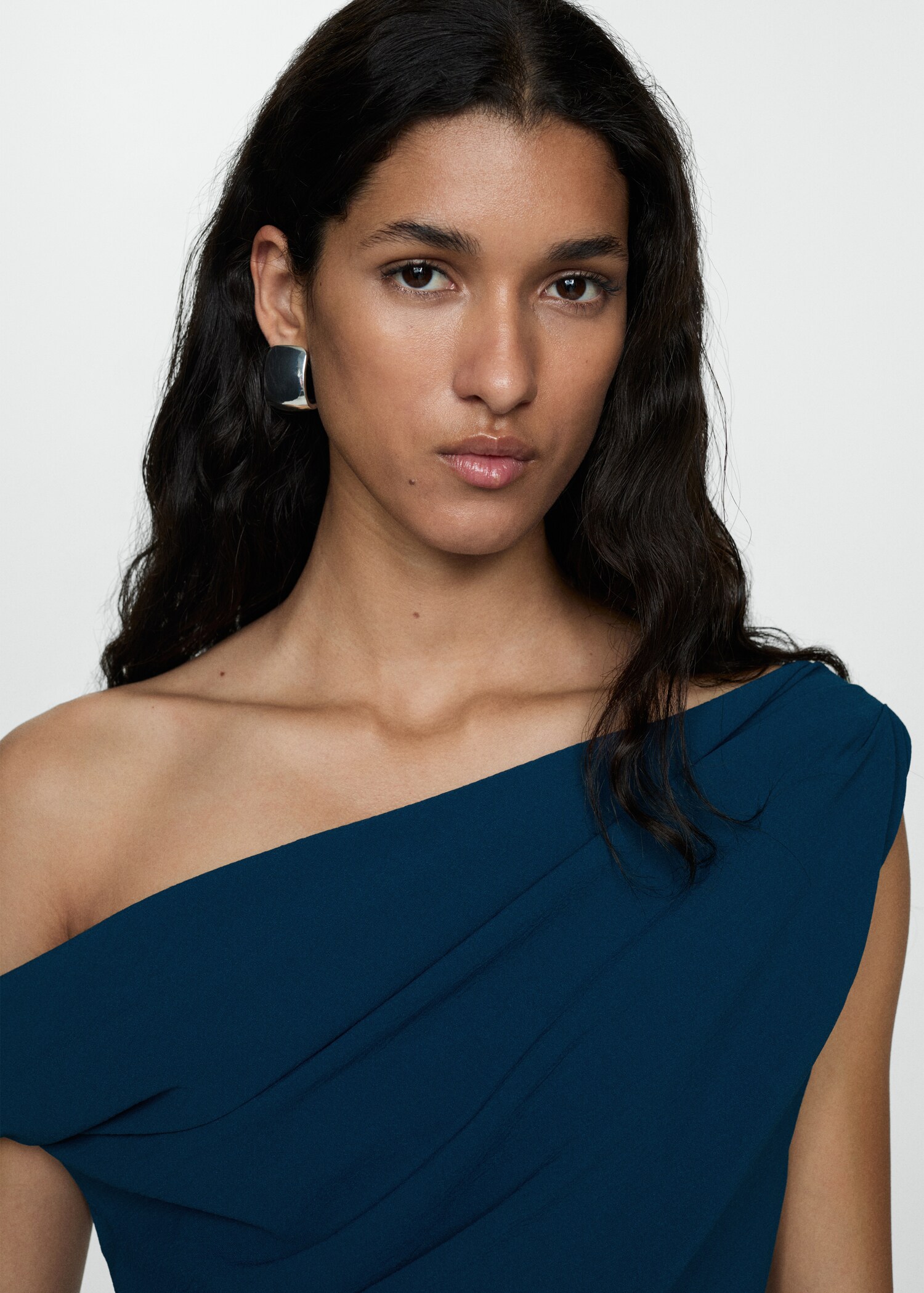 Asymmetrisches Kleid mit Raffdetails - Detail des Artikels 1