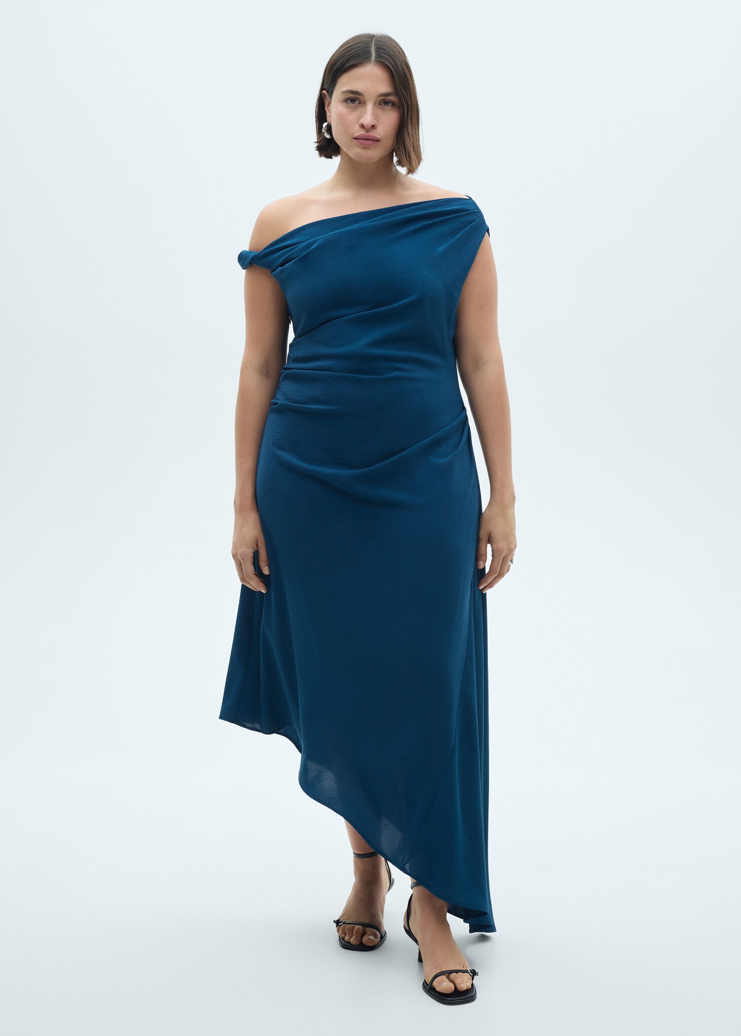Asymmetrisches Kleid mit Raffdetails - Detail des Artikels 3