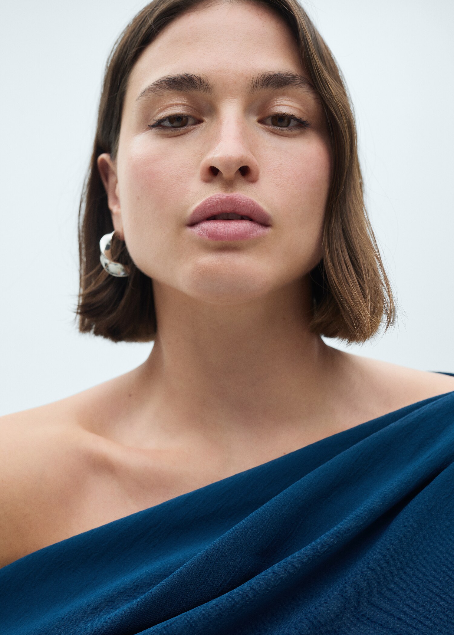 Asymmetrisches Kleid mit Raffdetails - Detail des Artikels 4