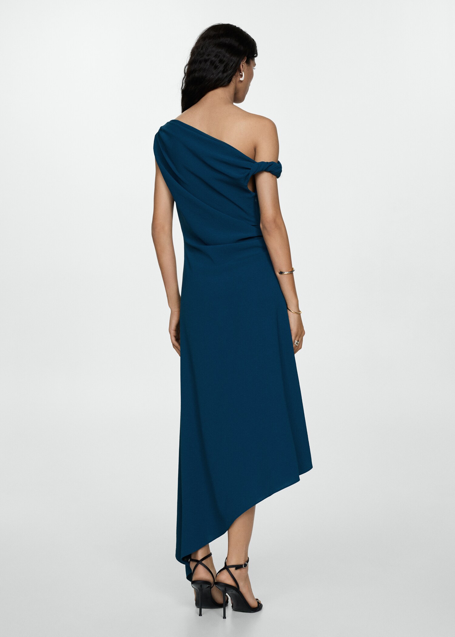 Asymmetrisches Kleid mit Raffdetails - Rückseite des Artikels