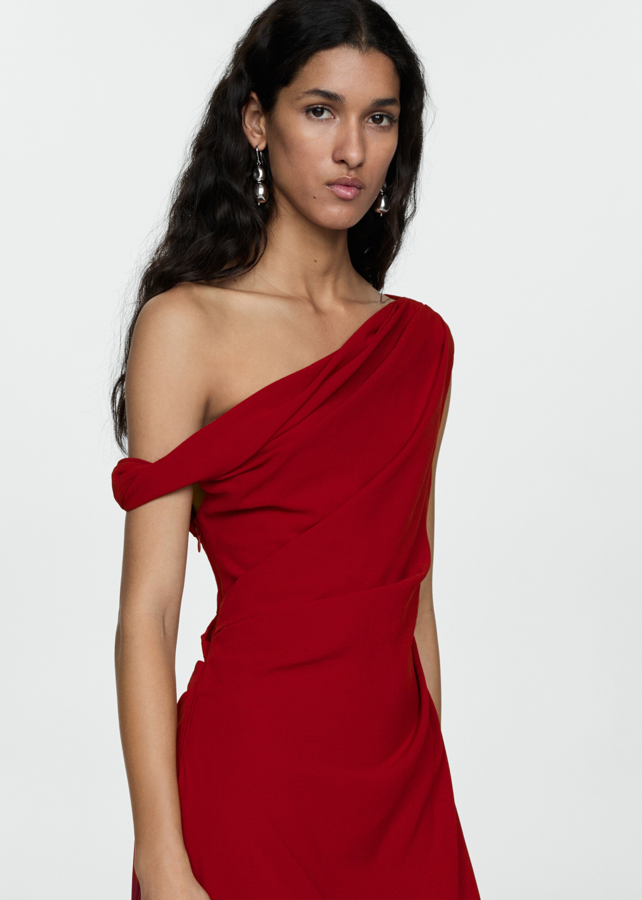 Asymmetrisches Kleid mit Raffdetails - Mittlere Ansicht, Rot. Ref: 77025672-00.