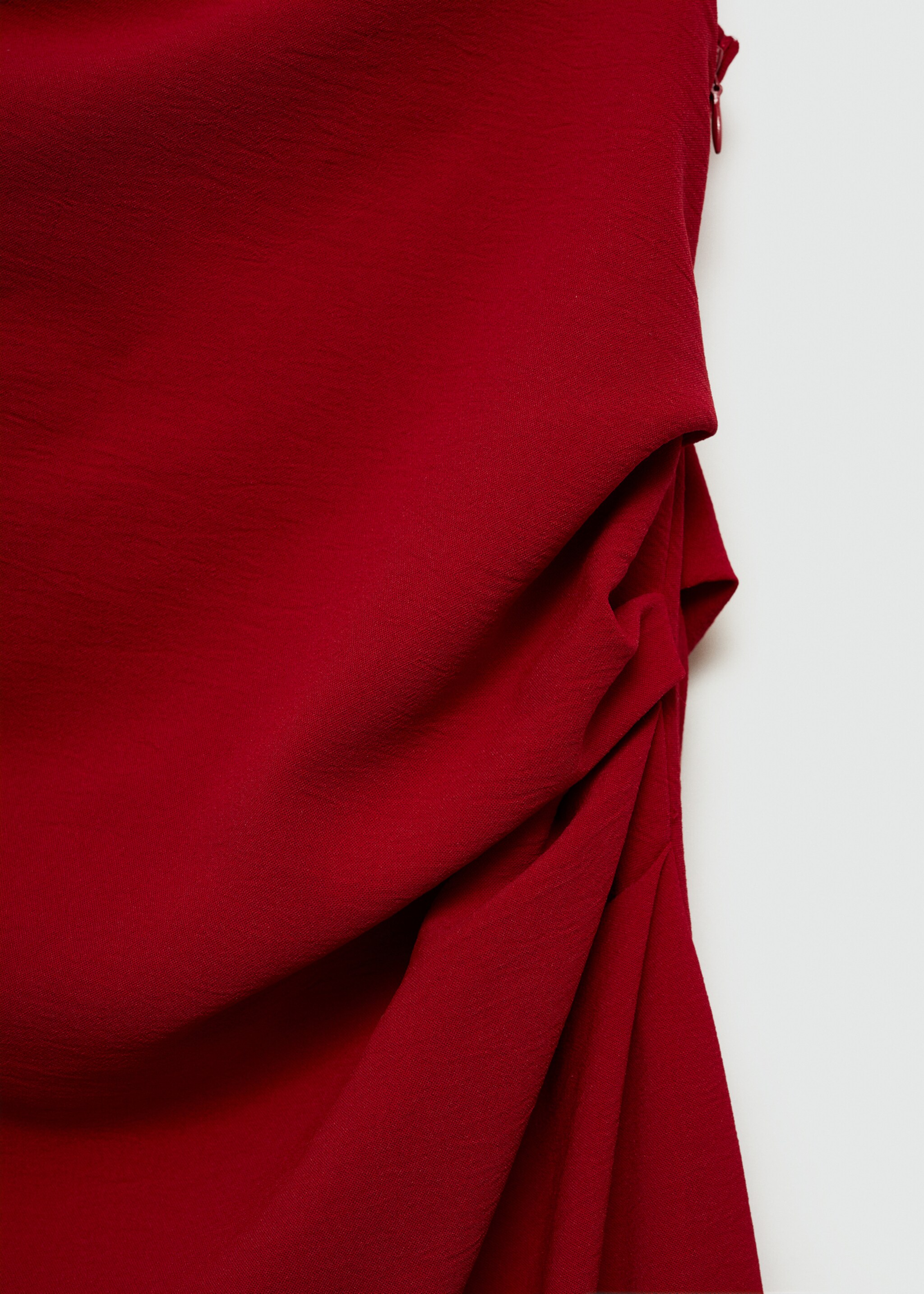 Asymmetrisches Kleid mit Raffdetails - Detail des Artikels 0, Rot. Ref: 77025672-00.