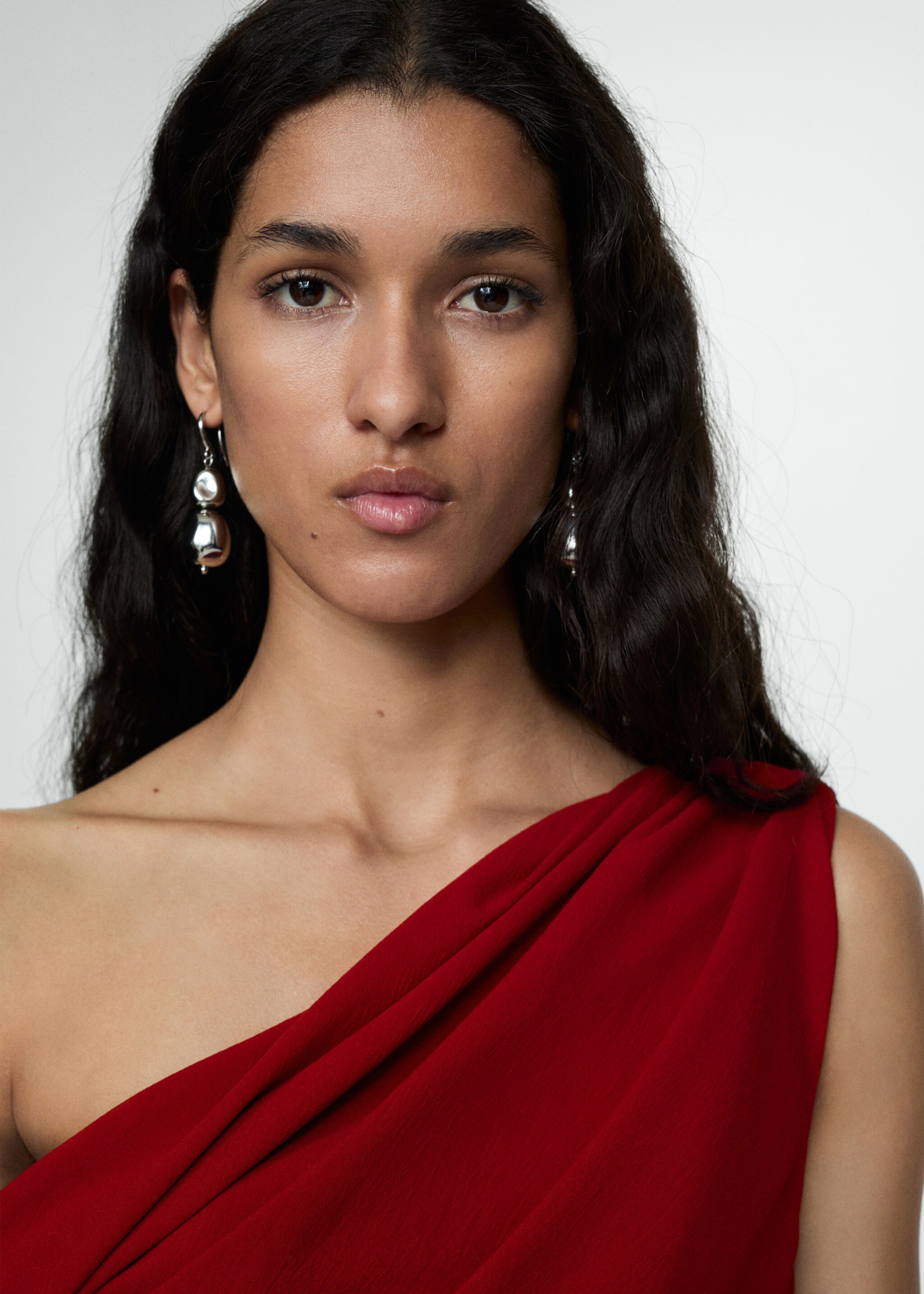 Asymmetrisches Kleid mit Raffdetails - Detail des Artikels 1, Rot. Ref: 77025672-00.