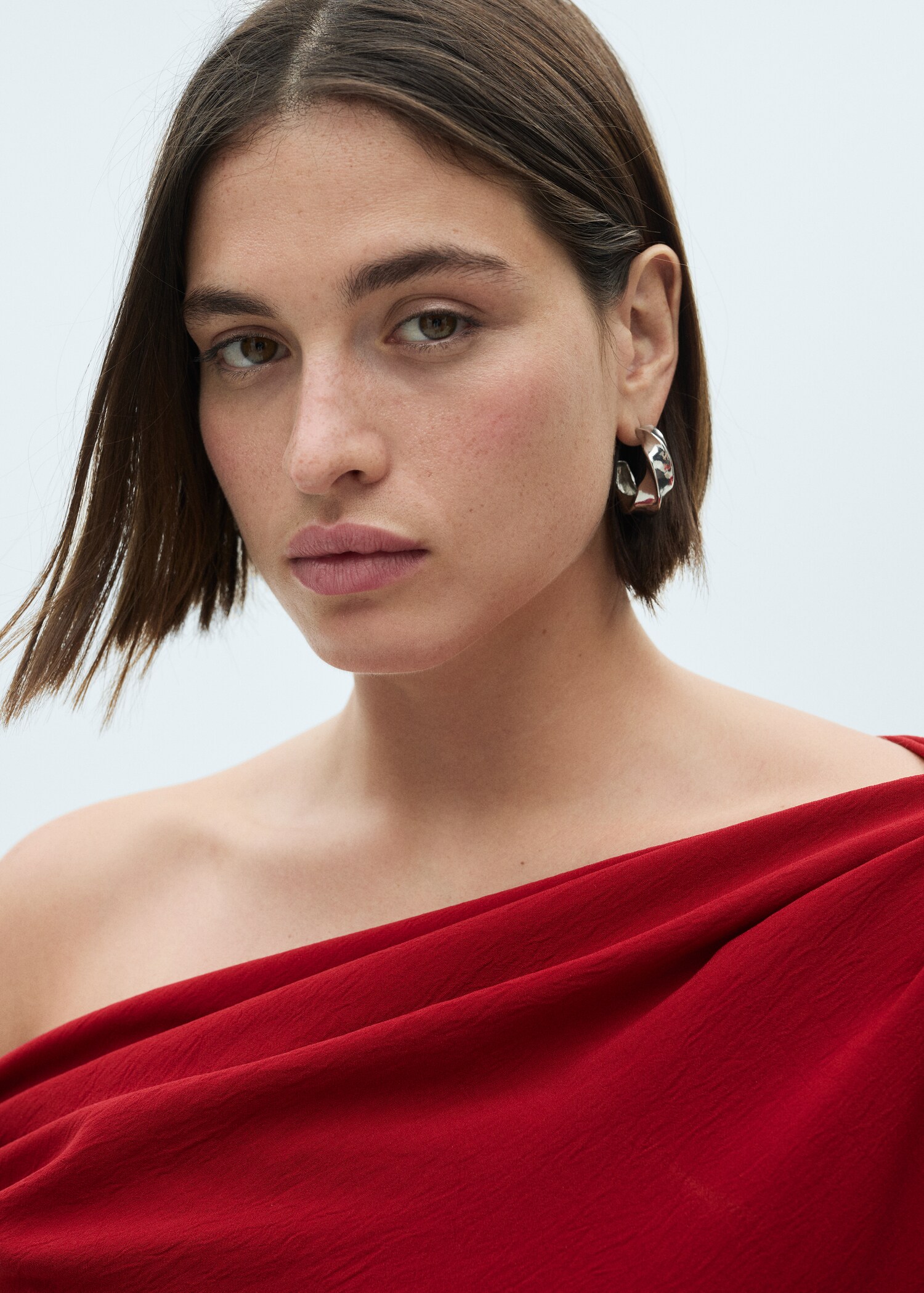 Asymmetrisches Kleid mit Raffdetails - Detail des Artikels 4