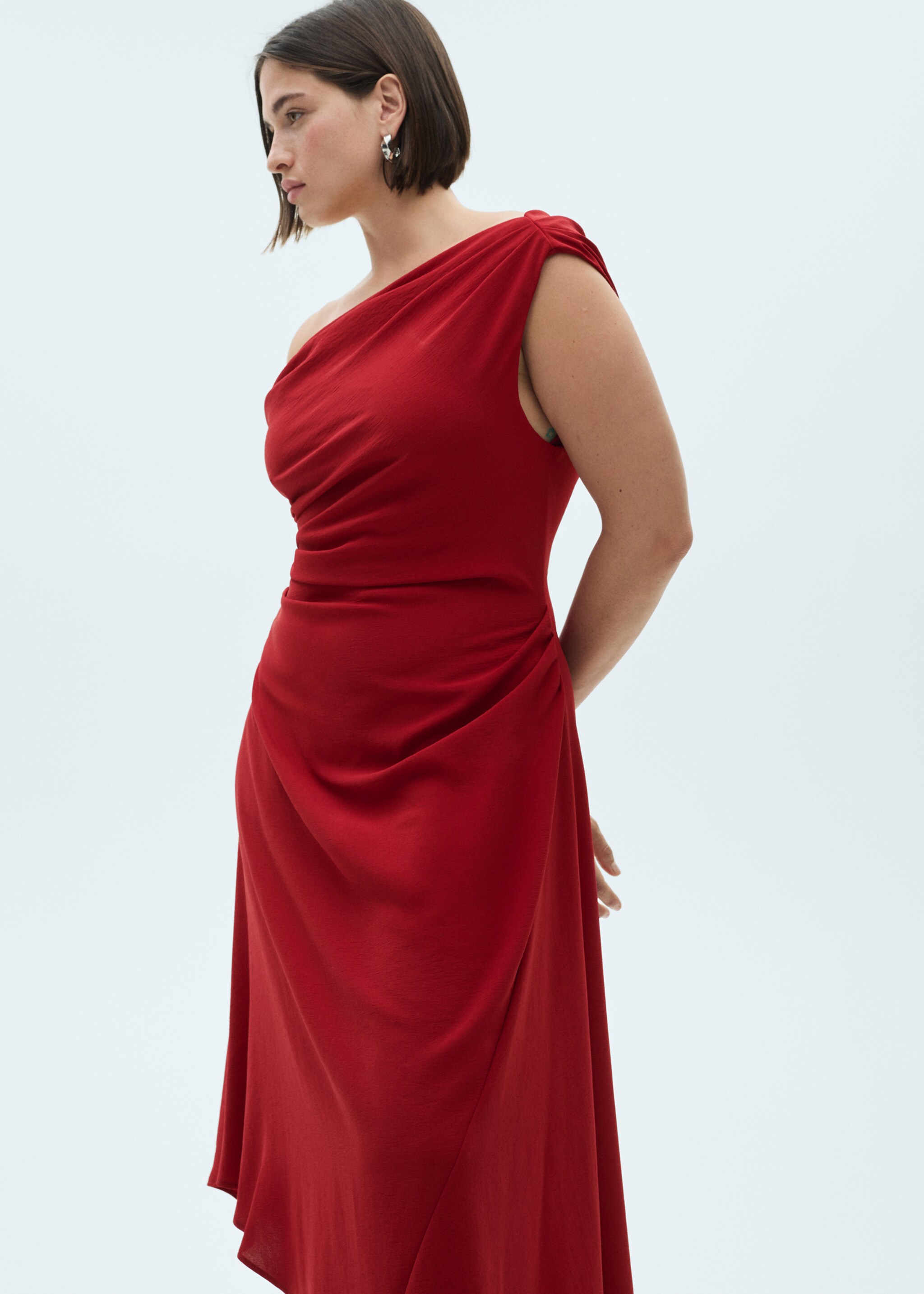 Asymmetrisches Kleid mit Raffdetails - Detail des Artikels 5, Rot. Ref: 77025672-00.