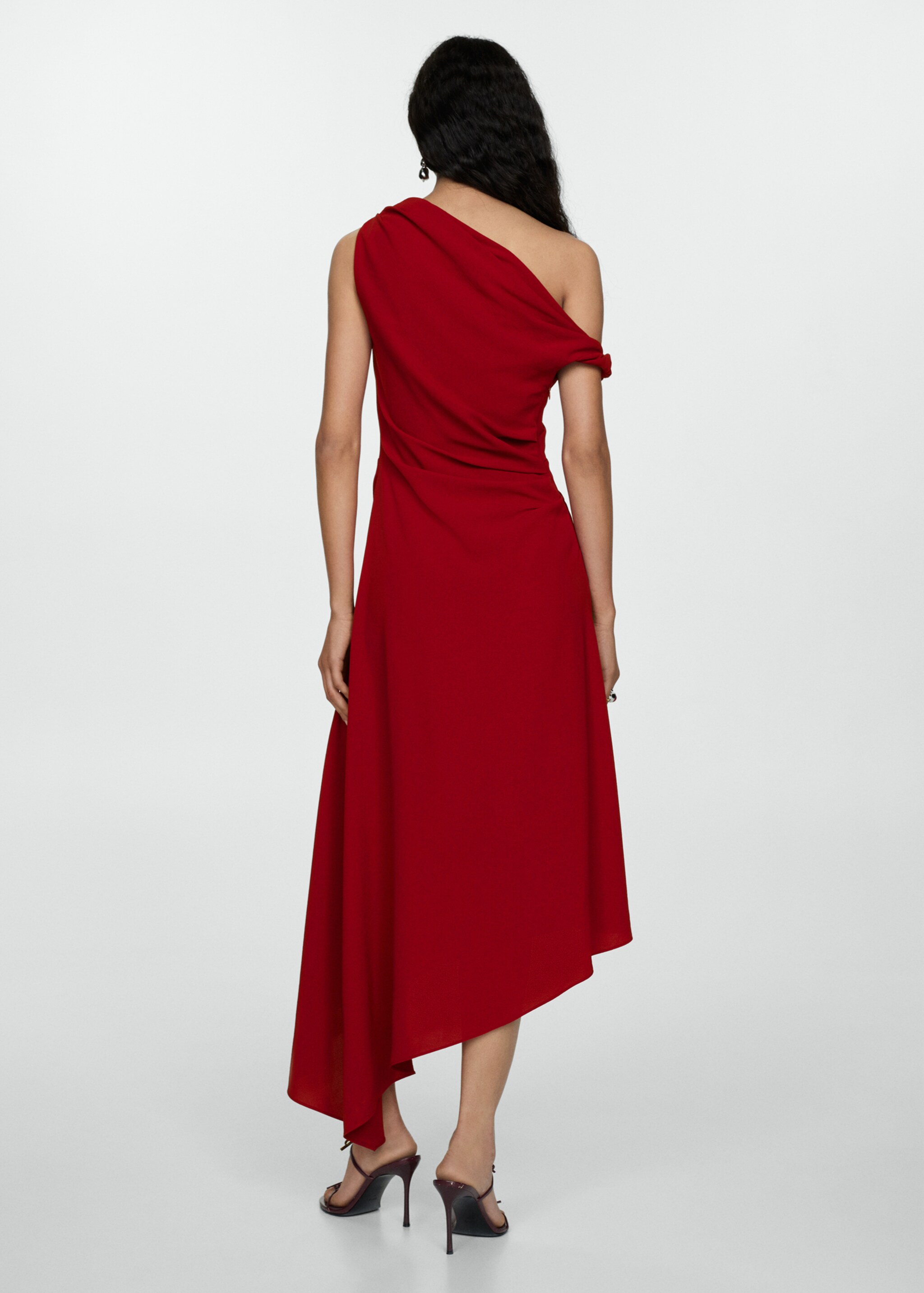 Asymmetrisches Kleid mit Raffdetails - Rückseite des Artikels, Rot. Ref: 77025672-00.
