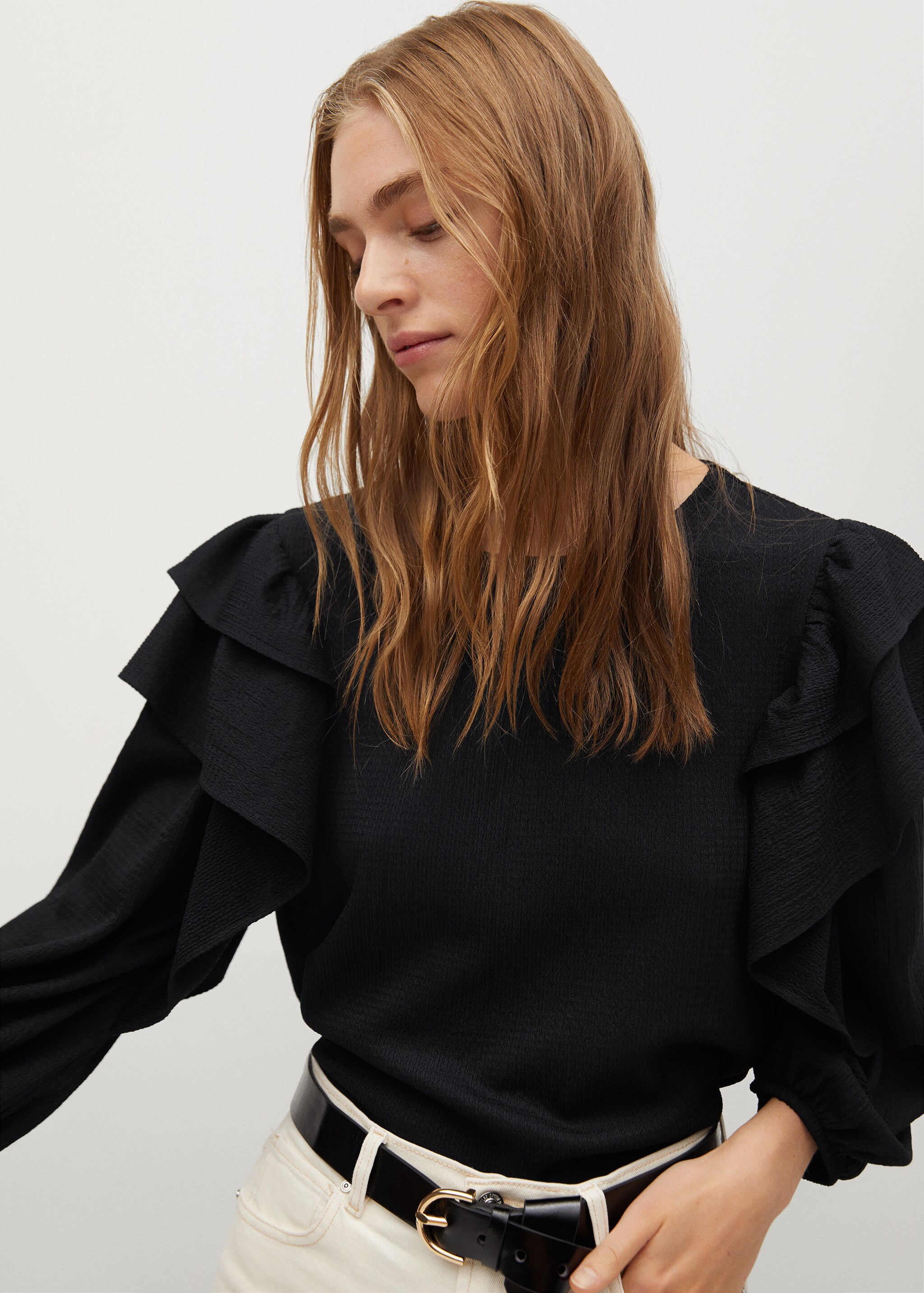 Blusa textura volantes - Plano medio