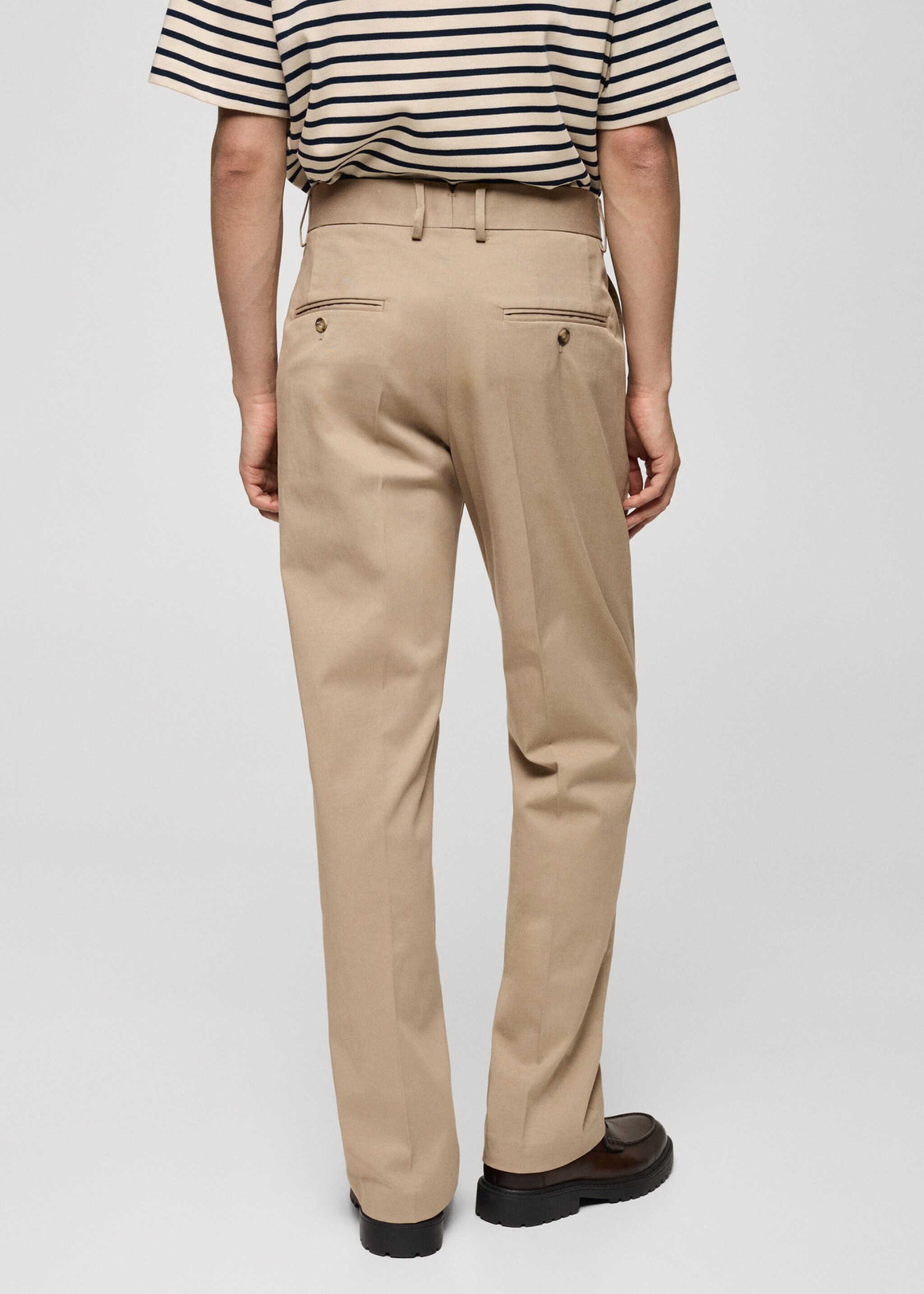 Regular Fit-Hose aus Baumwolle mit Tencel - Rückseite des Artikels, Mittelbraun. Ref: 77025967-00.