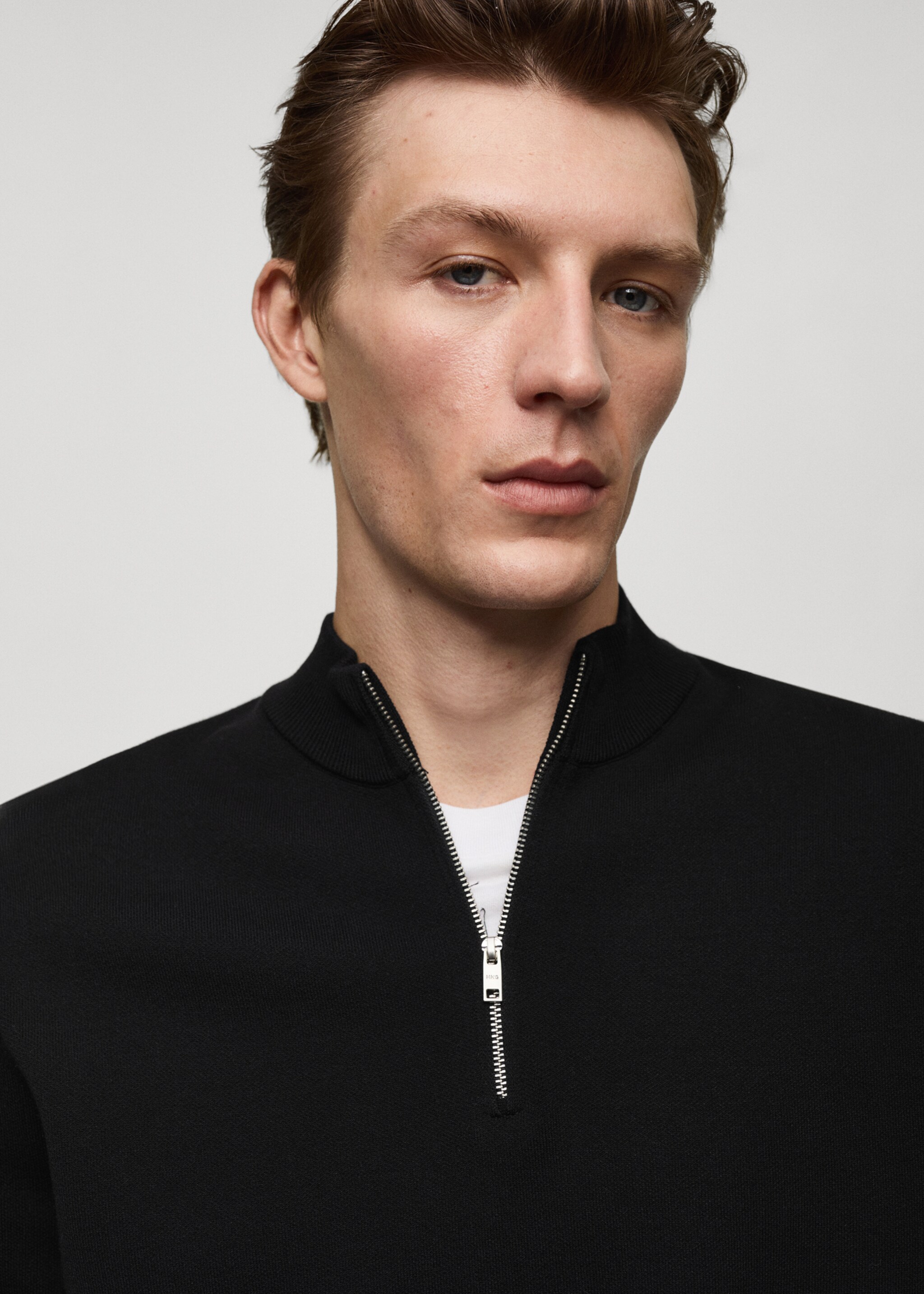 Medium-knit sweater with zip-up perkins neck - Details of the article 1, Black. Ref: 77025975-00.
