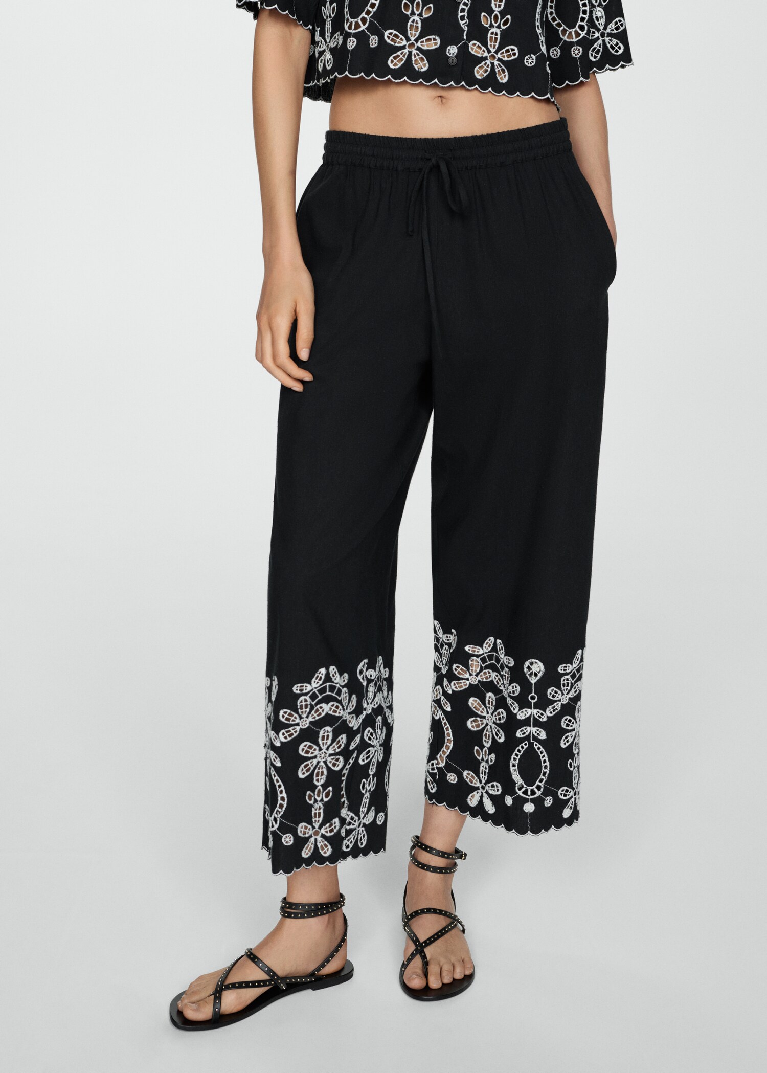 Pantalon style jupe-culotte broderie - Plan moyen