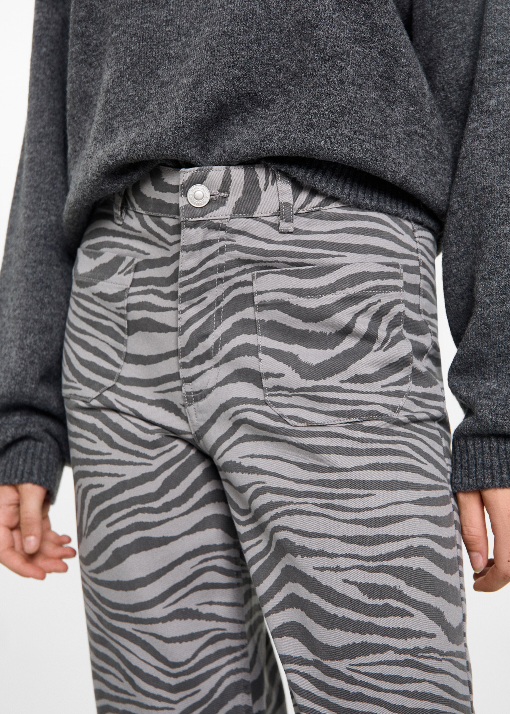 Pantalón estampado cebra - Detalle del artículo 6, Gris. Ref: 77025985-00.