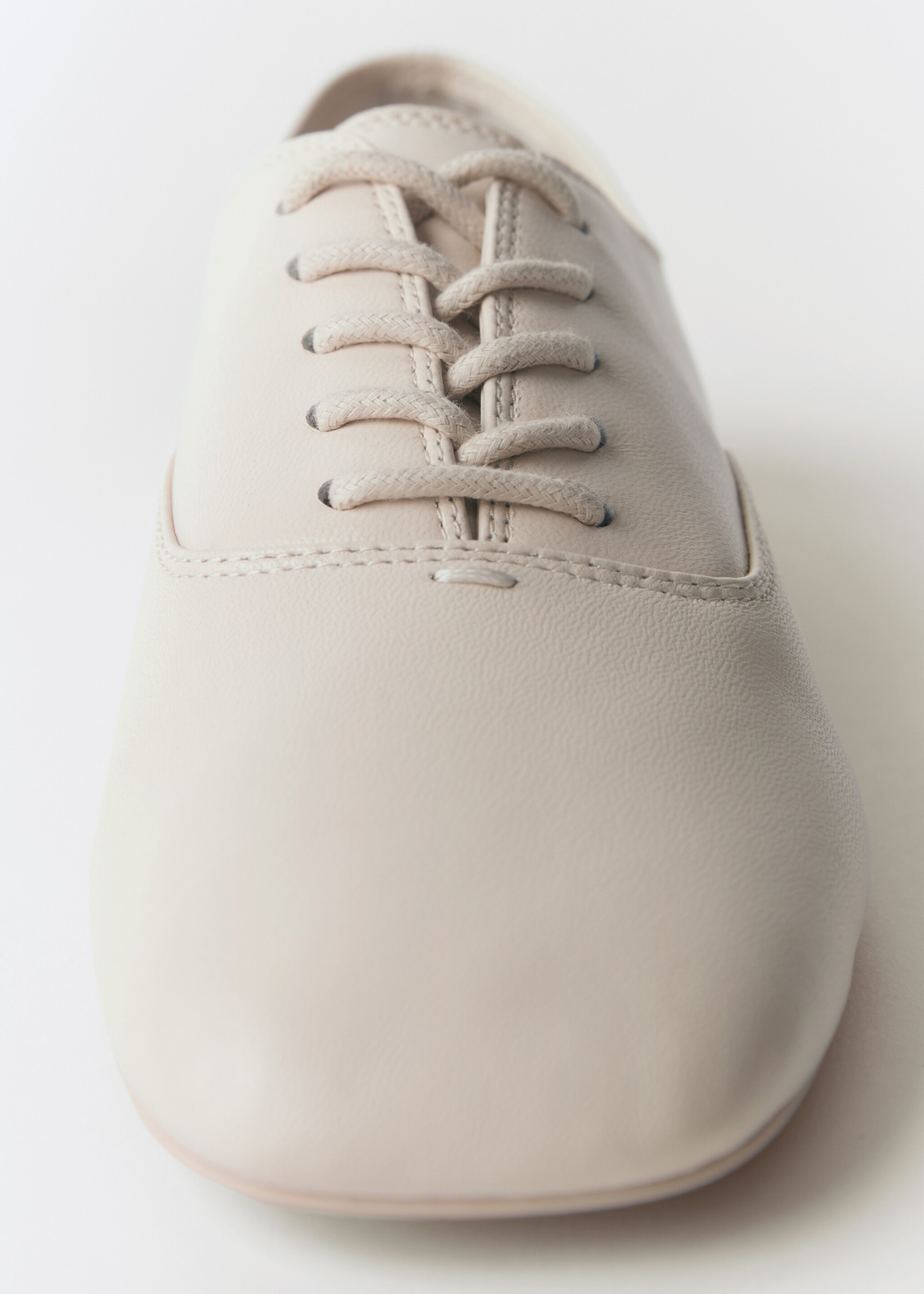Leren veterschoenen - Detail van het artikel 2, Ecru. Ref: 77025997-00.