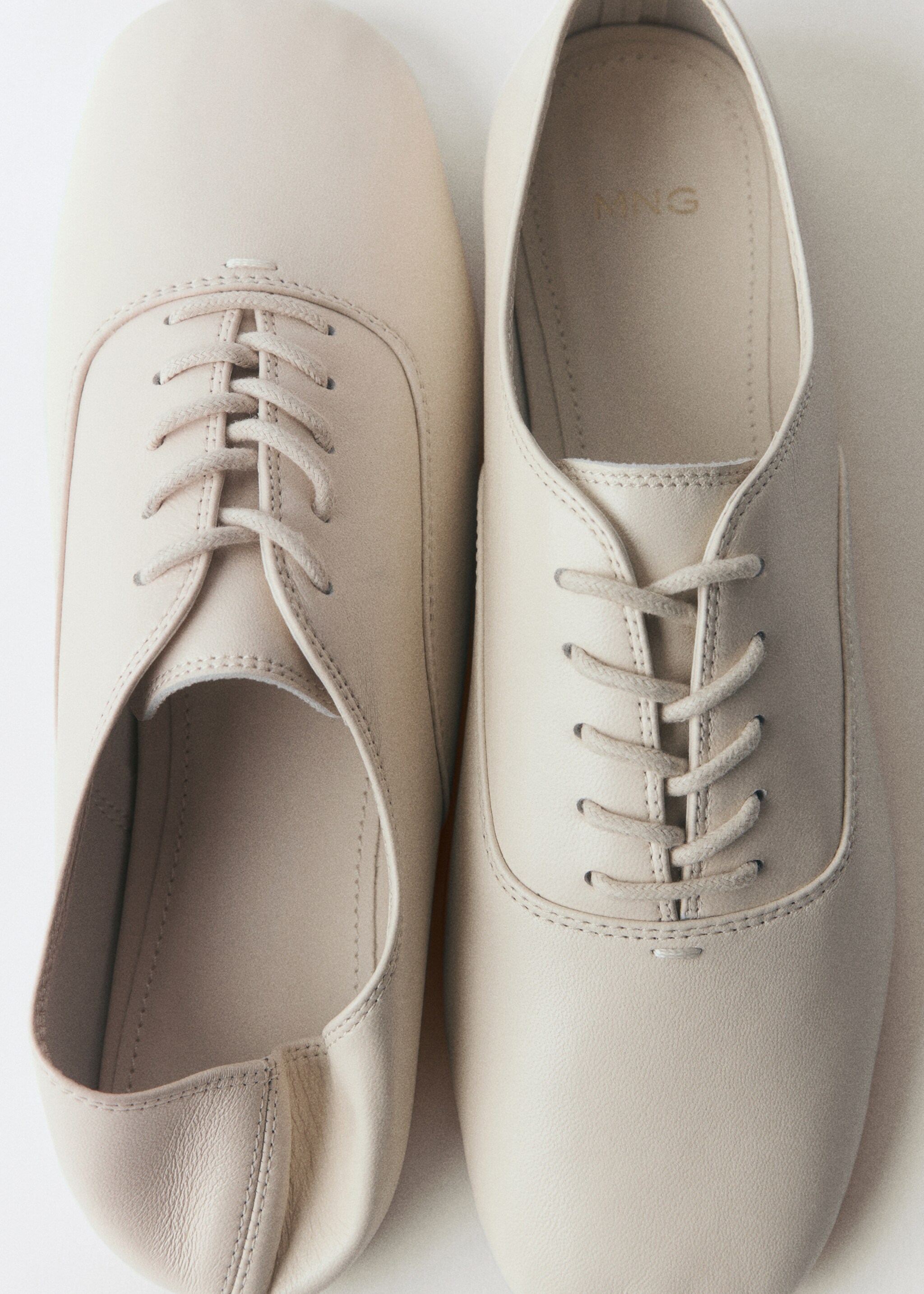 Leren veterschoenen - Detail van het artikel 3, Ecru. Ref: 77025997-00.